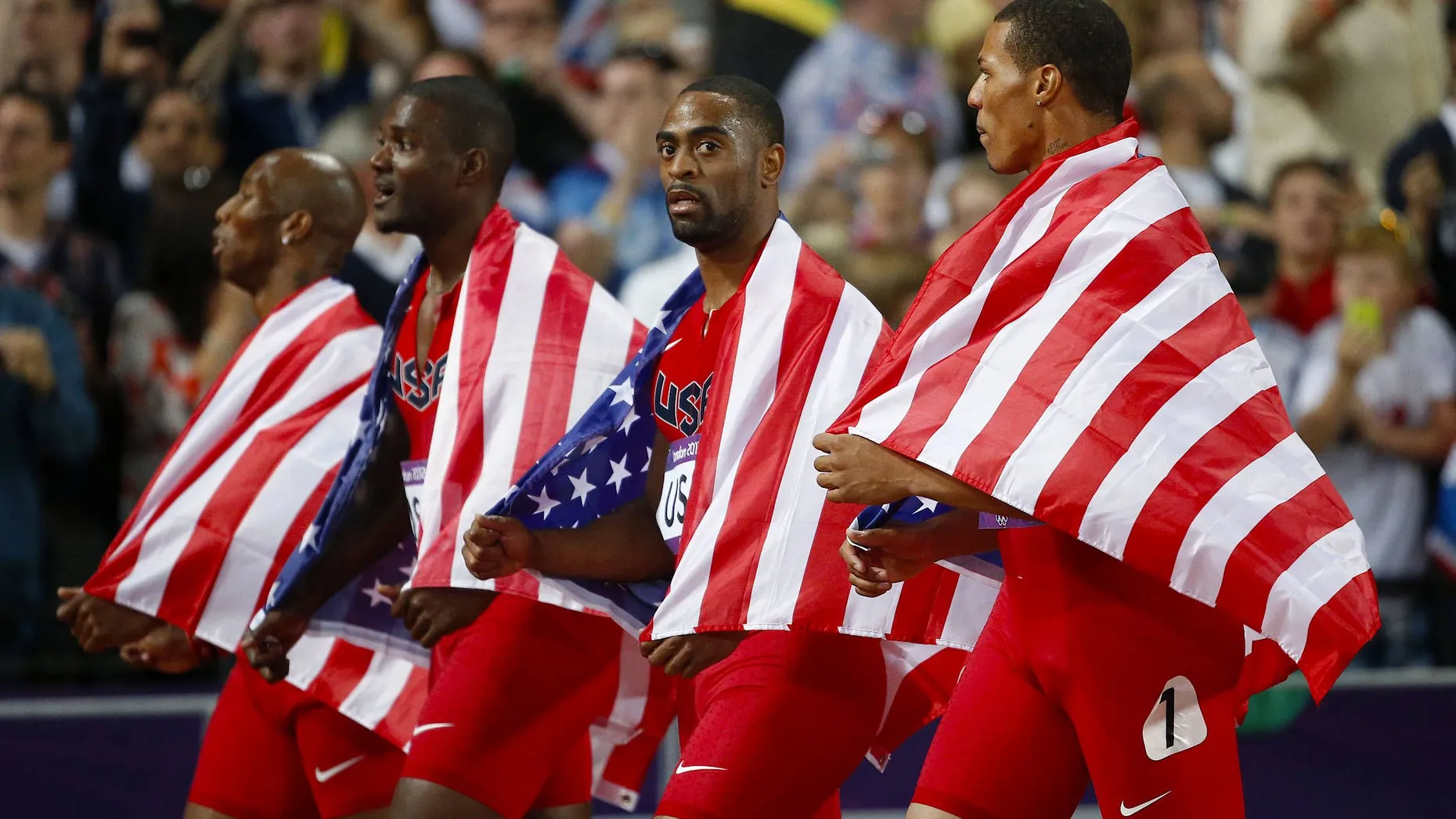 Sprinter Trell Kimmons (links), 2012 bei den Olympischen Spielen Silbermedaillengewinner mit der amerikanischen Staffel, ist wegen Dopings für zwei Jahre von der US-Anti-Doping-Agentur (Usada) gesperrt worden. Wie die Usada mitteilte, wurde bei den amerikanischen Hallenmeisterschaften in Portland am 12. März eine positive Urinprobe bei Kimmons genommen. Das darin entdeckte verbotene Stimulanzmittel hatte der Leichtathlet über ein Nahrungsergänzungsmittel aufgenommen. Die Silbermedaille von London war ihm und seinen Mitläufern wegen des Dopingfalls von Tyson Gay (2.v.r.) allerdings schon im vorigen Jahr aberkannt worden. Auch Justin Gatlin (2.v.l.) ist schon mehrfach des Dopings überführt worden - allerdings nicht mehr seit seinem Comeback 2010. Der Vierte im Bunde, Ryan Bailey (r.), versucht sich nach verpasster Olympia-Qualifikation 2016 mittlerweile als Bobanschieber (ad./27.9. 2016).