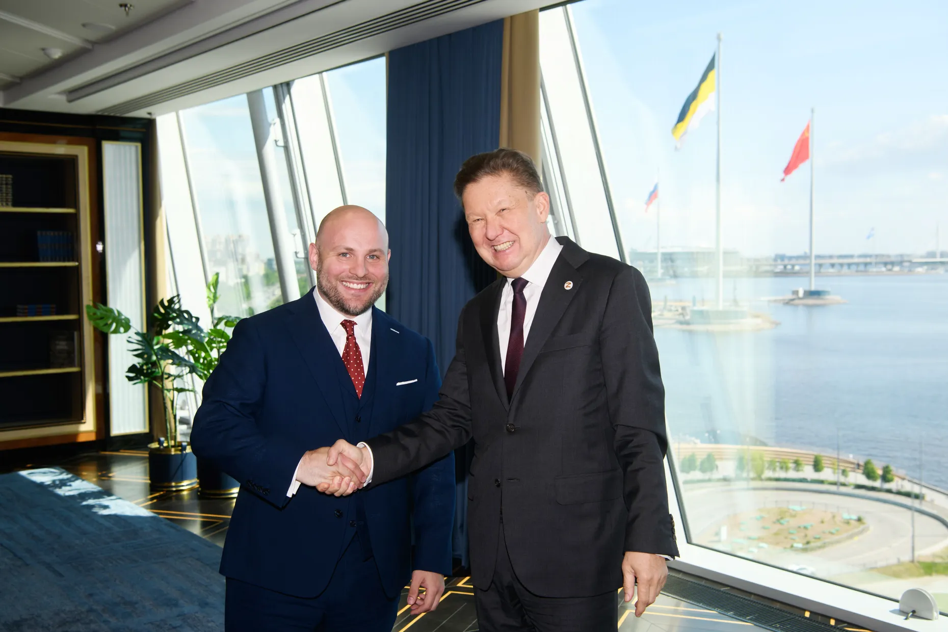 Enge Verbindung: AfD-Politiker Markus Frohmaier (links) und der Gazprom-Vorstandsvorsitzende Alexej Miller Anfang Juni in Sankt Petersburg