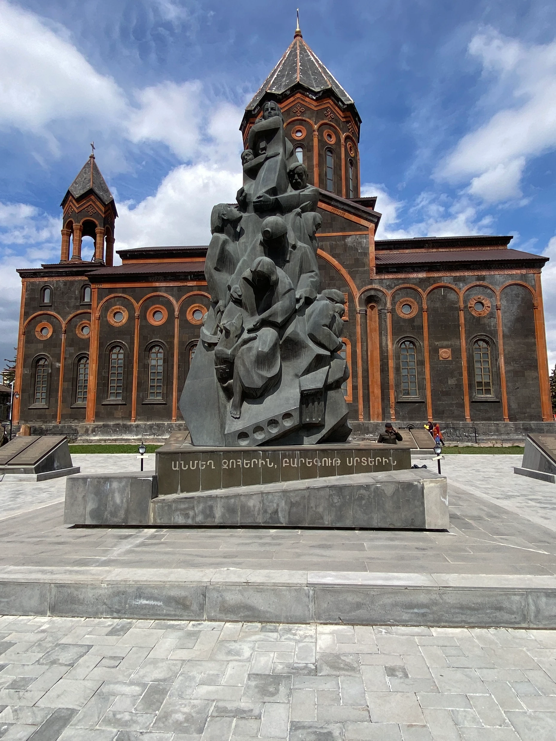 Denkmal für die Opfer des Erdbebens in der Innenstadt von Gjrumi