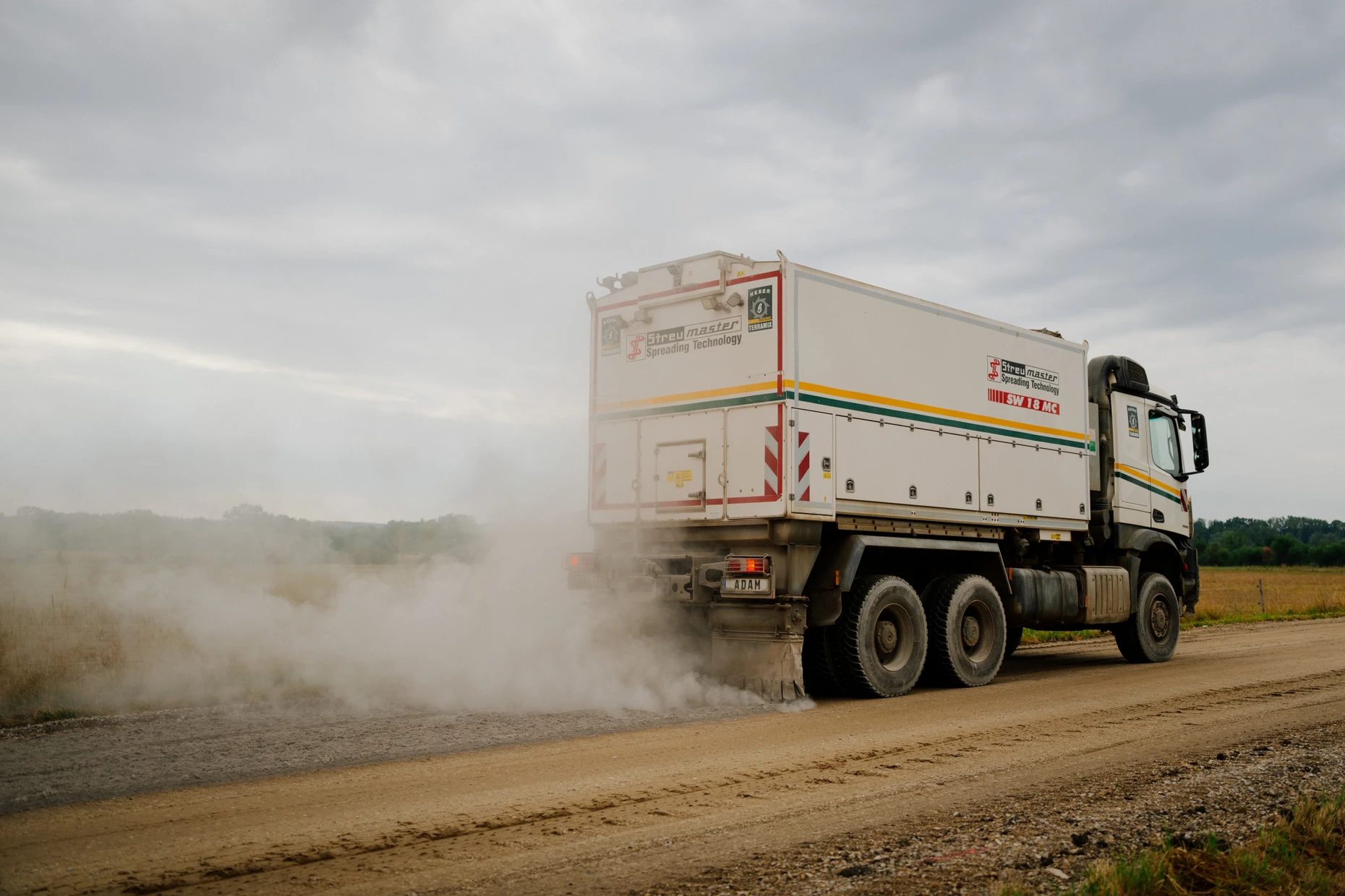 Das neue Fundament: Ein LKW bringt die Mischung aus Novocrete und Zement auf, die dann eingefräst wird.