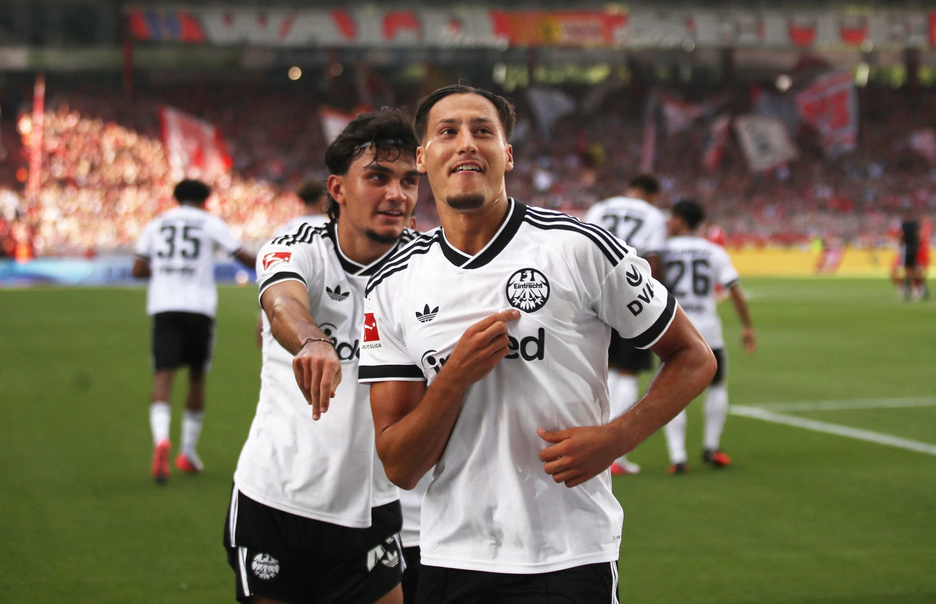 Im Zeichen des Adlers: Younes Ebnoutalib bejubelt einen seiner drei Treffer.