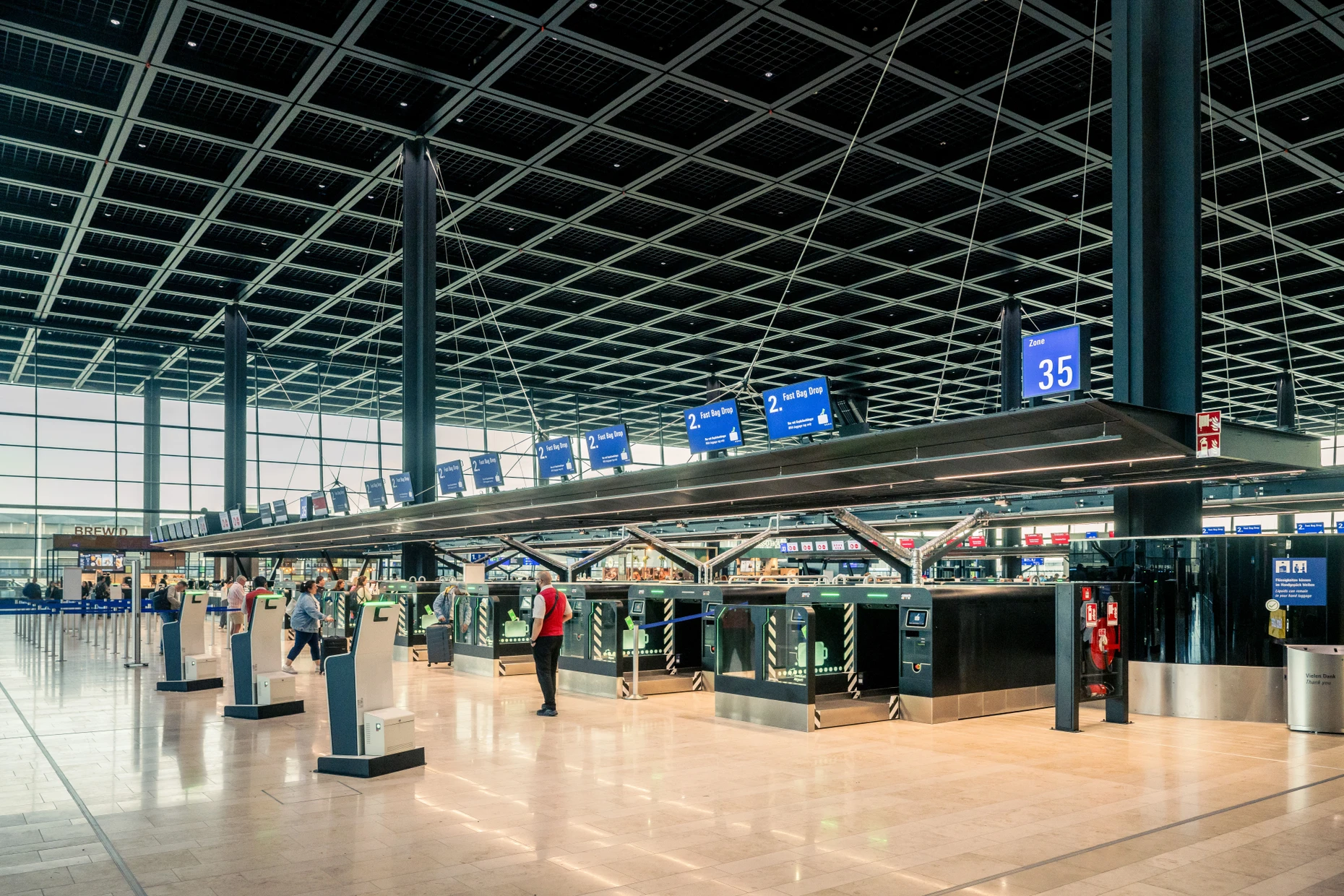 Die automatisierte Gepäckaufgabe (Fast Bag Drop) in der Abflughalle des neuen Terminals 3 des Frankfurter Flughafens