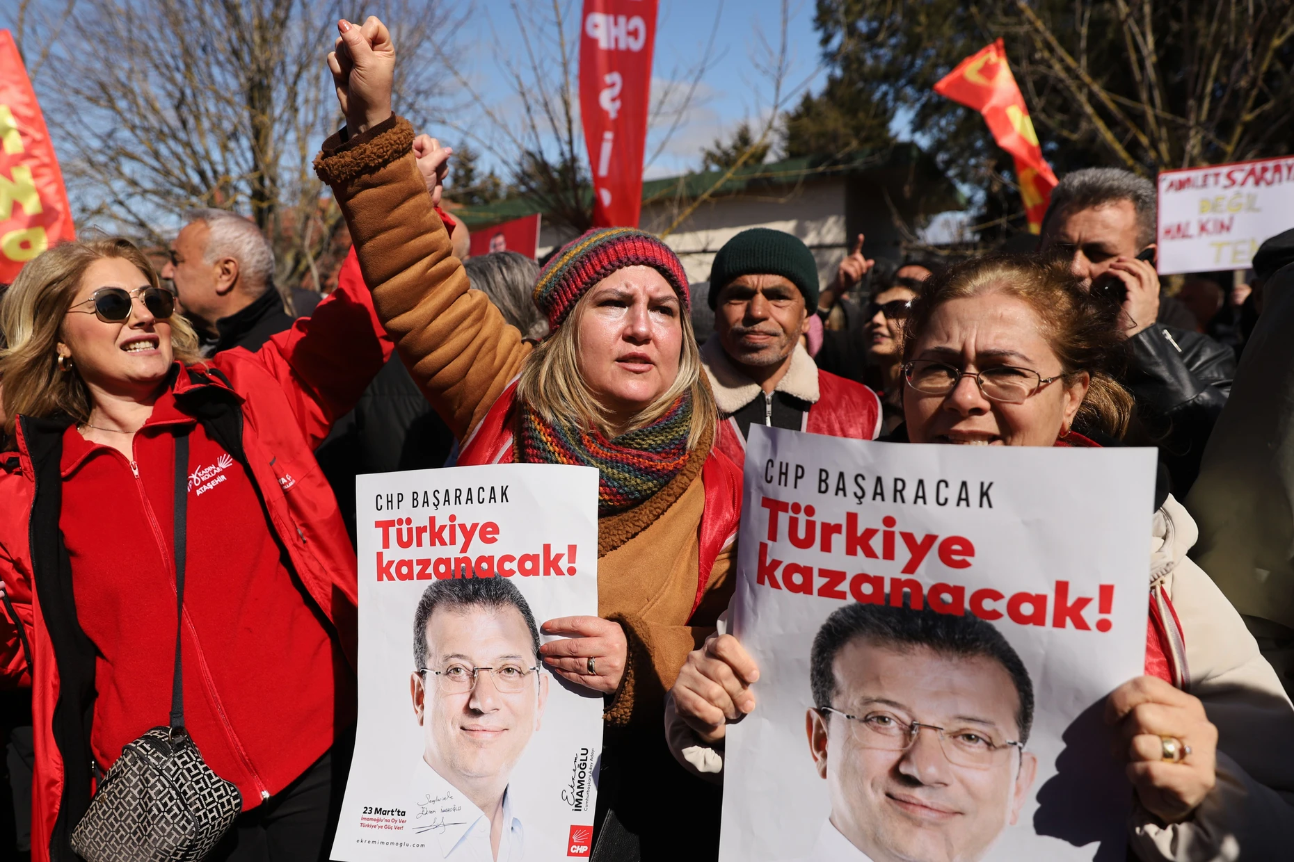 März 2026: Unterstützer rufen Slogans vor dem Silivri-Gefängnis, in dem der Bürgermeister von Istanbul, Ekrem Imamoǧlu einsitzt. Auf den Plakaten ist auf Türkisch zu lesen: „Die Türkei wird gewinnen.“