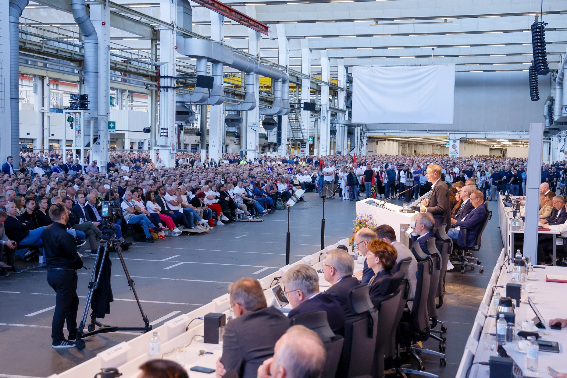 VW-Chef Oliver Blume verteidigt auf einer Betriebsversammlung in Wolfsburg sein geplantes Sparpaket.