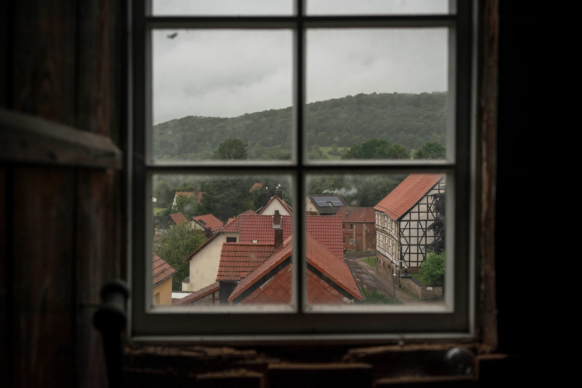 Thüringer Dorf: Blick aus der Kirche über Rehungen