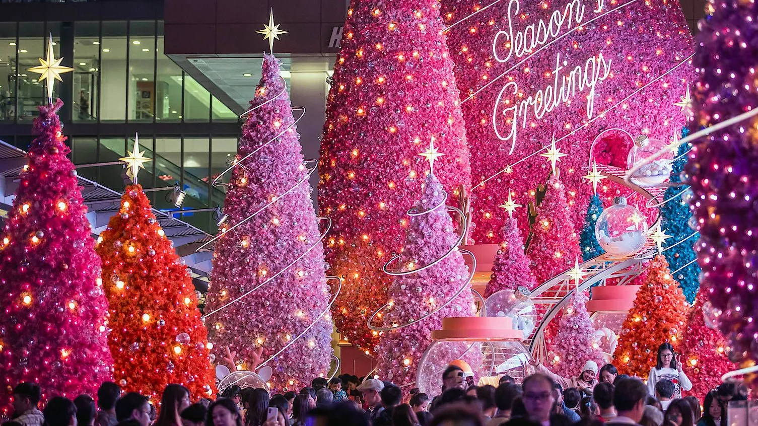 Weihnachtsbäume in der Harbour City Shopping Mall in Hongkong.