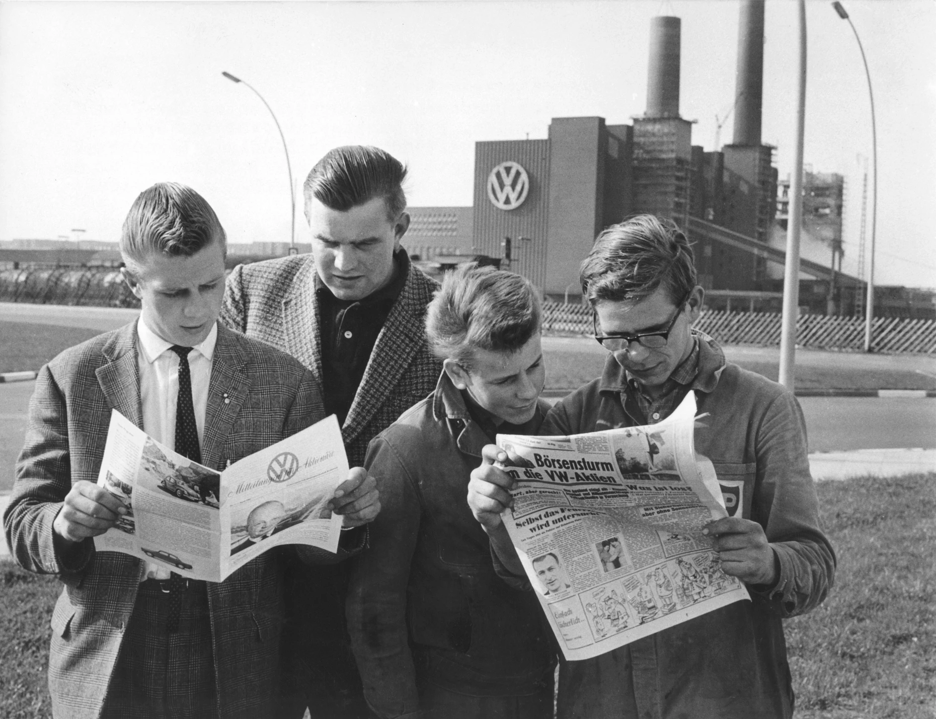 Wohlstand für alle: Arbeiter von Volkswagen informieren sich 1961 über die Ausgabe von VW-Aktien.