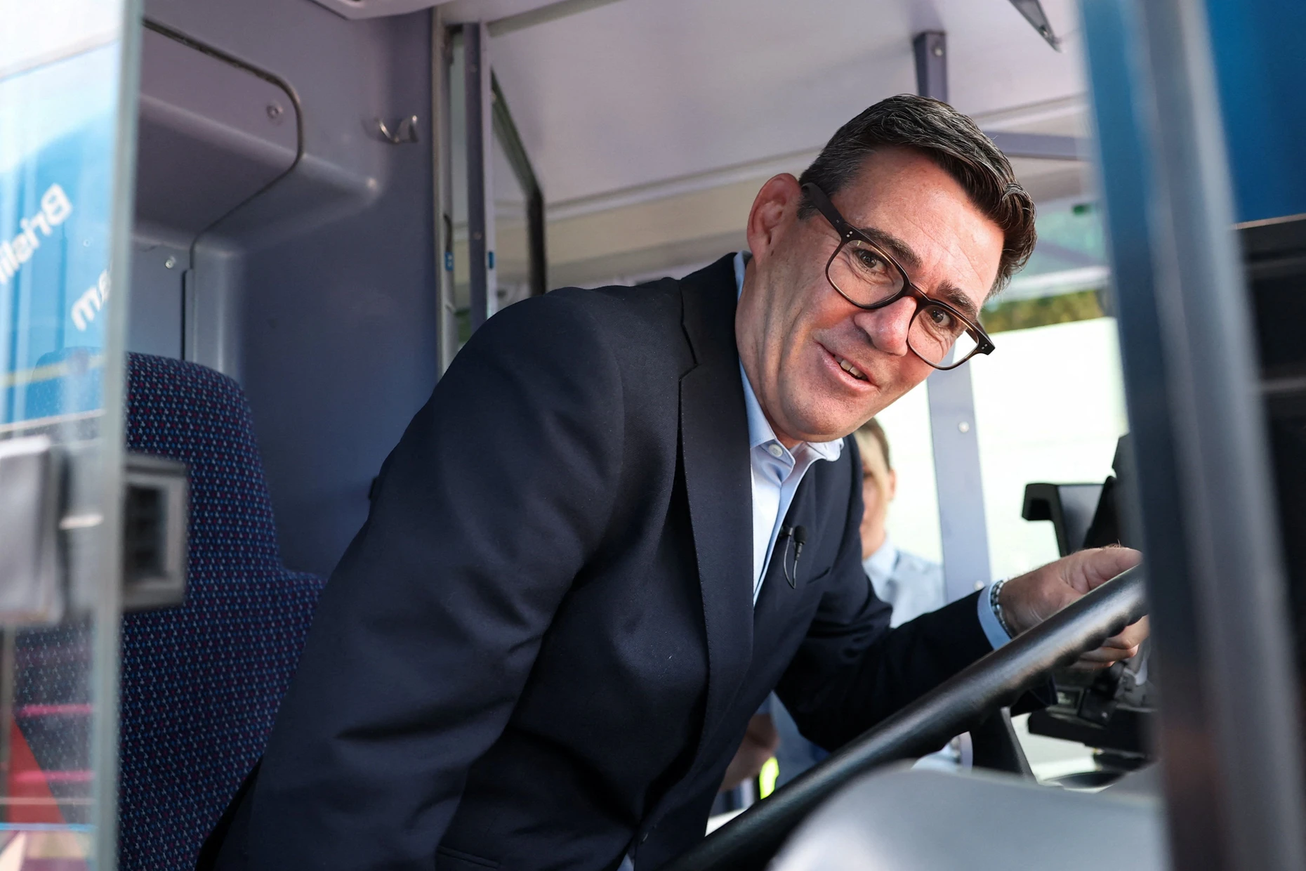 Am Busbahnhof: Der britische Premierminister Andy Burnham will Ticketpreise für Busfahrten auf höchstens zwei Pfund deckeln.