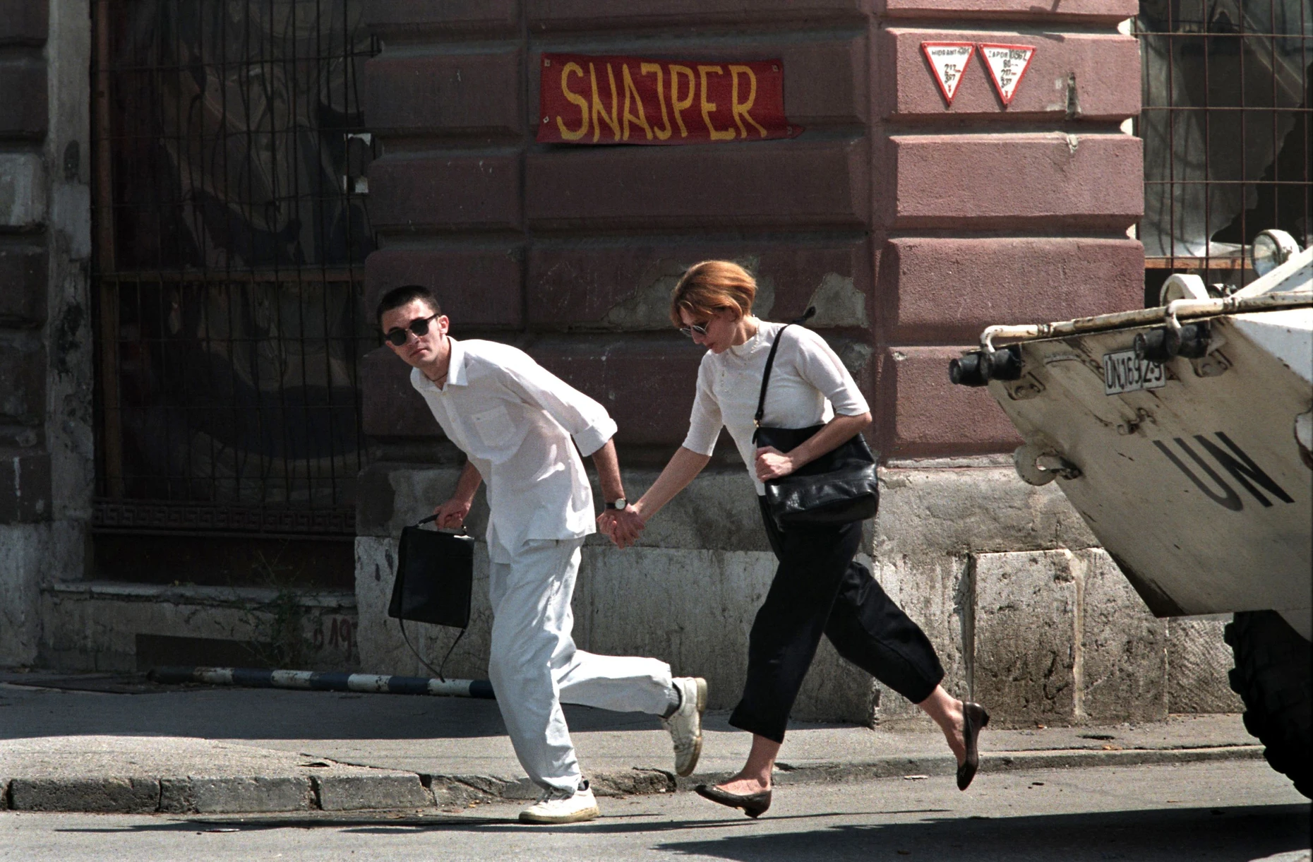 Ein junges Paar in der „Scharfschützengasse“ von Sarajevo im Jahr 1995