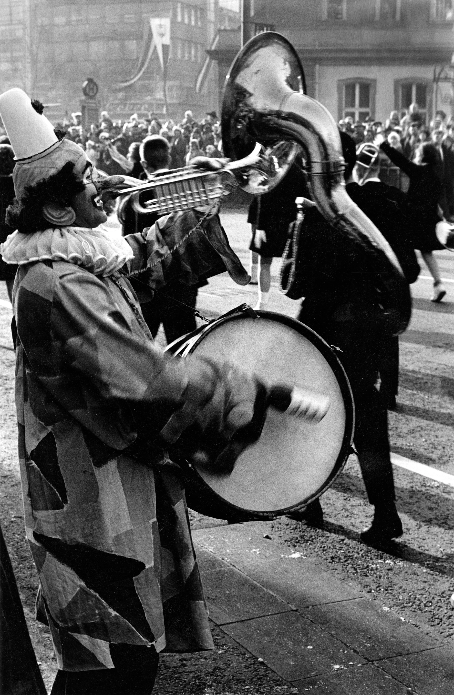 Ein als Clown kostümierter Zuschauer haut beim Fastnachtsumzug in der Frankfurter Innenstadt auf die Pauke. Der Trommelschlägel scheint abhandengekommen zu sein. Aufgenommen am Sonntag, den 24. Februar 1963