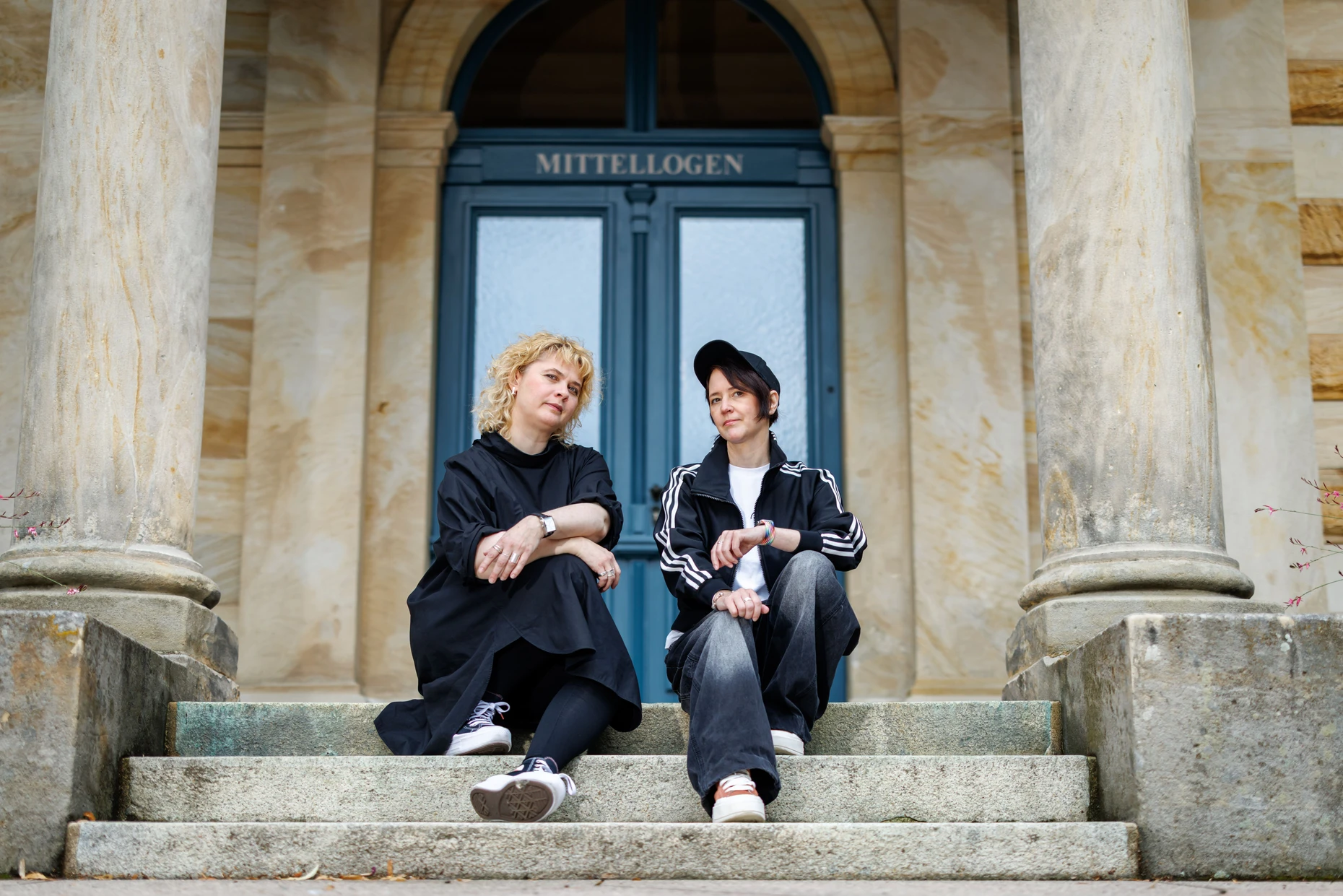 Die Regisseurinnen Alexandra Szemerédy (r.) und Magdolna Parditka sitzen vor dem Bayreuther Festspielhaus.