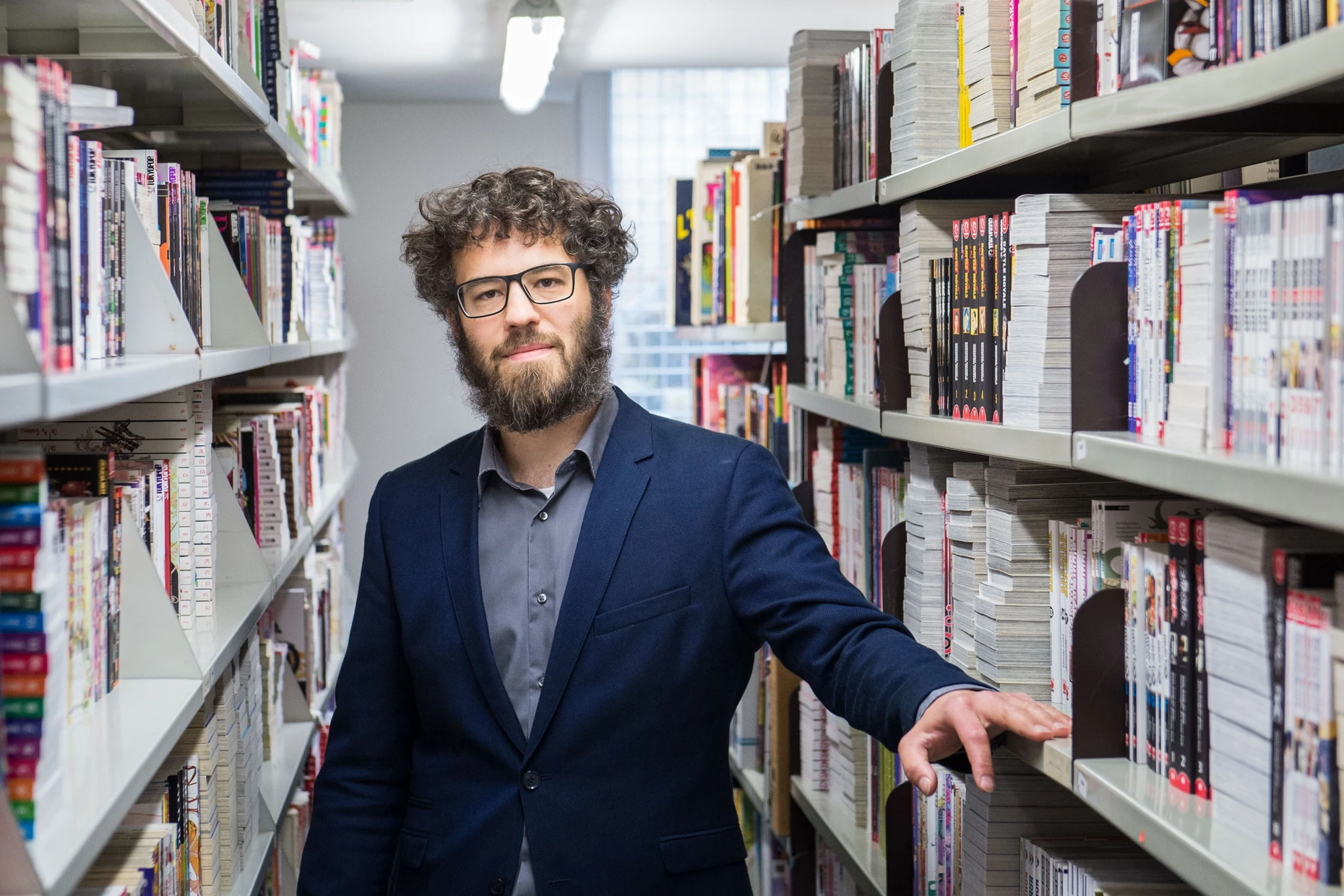 Manga-Fachmann Felix Giesa, Kustos der Comic-Sammlung am Institut für Jugendbuchforschung, in der Sammlung