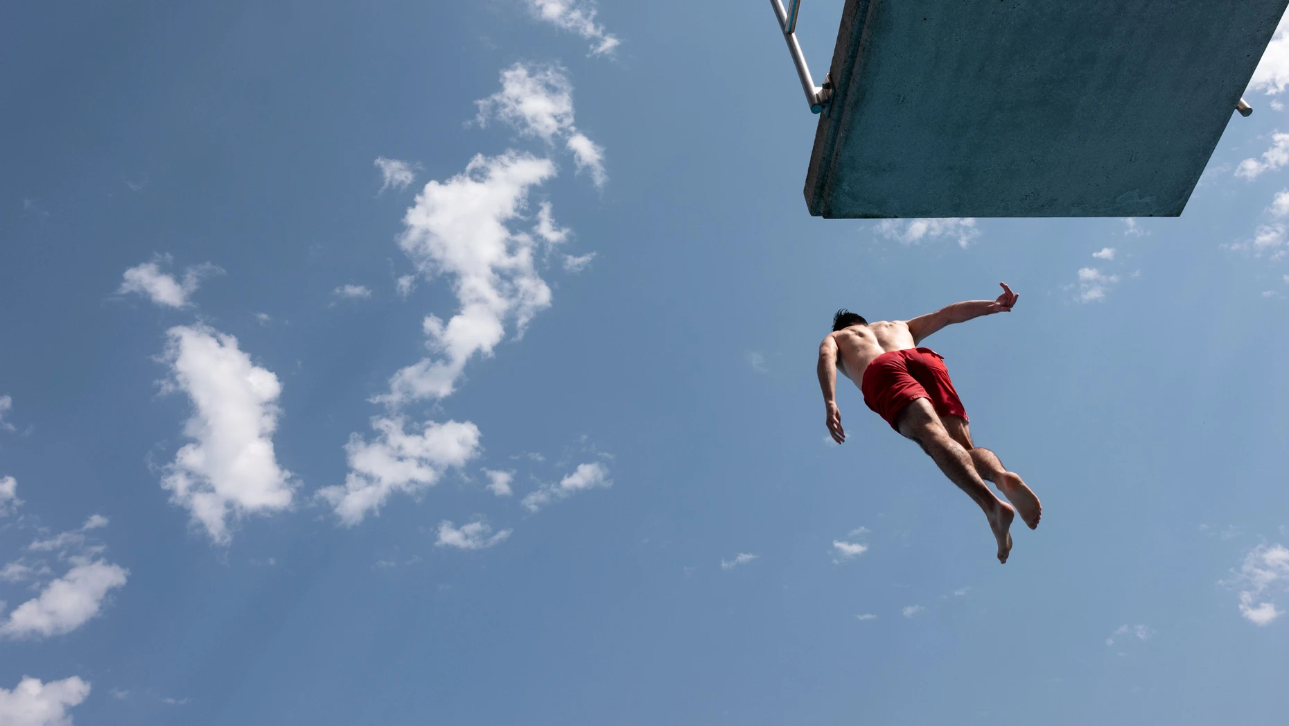 Mut zum Risiko? Auch ein Sprung vom Turm im Schwimmbad in das Becken will gut überlegt sein.