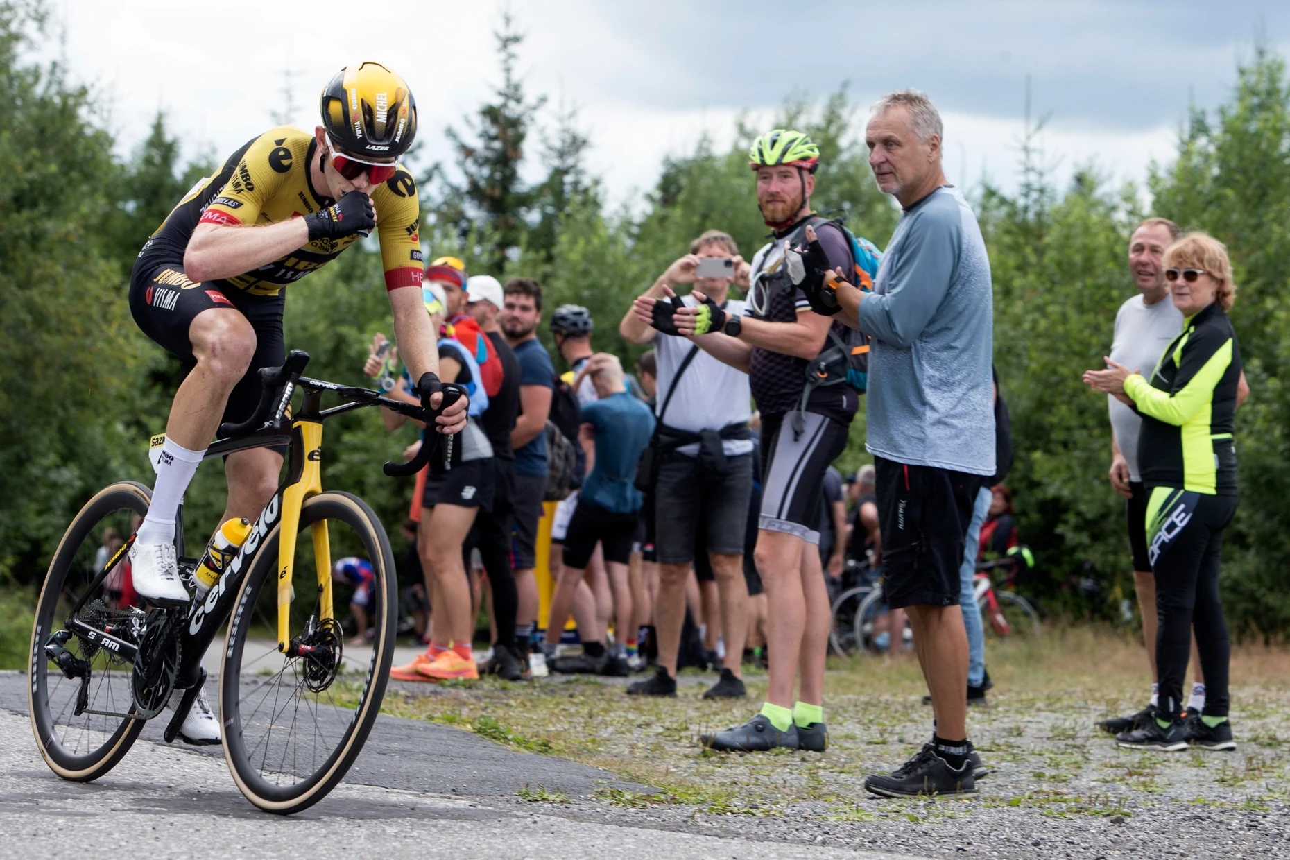 Volle Fahrt für die Kollegen: Heßmann im Trikot von Visma-Lease a bike (ehemals Jumbo Visma)