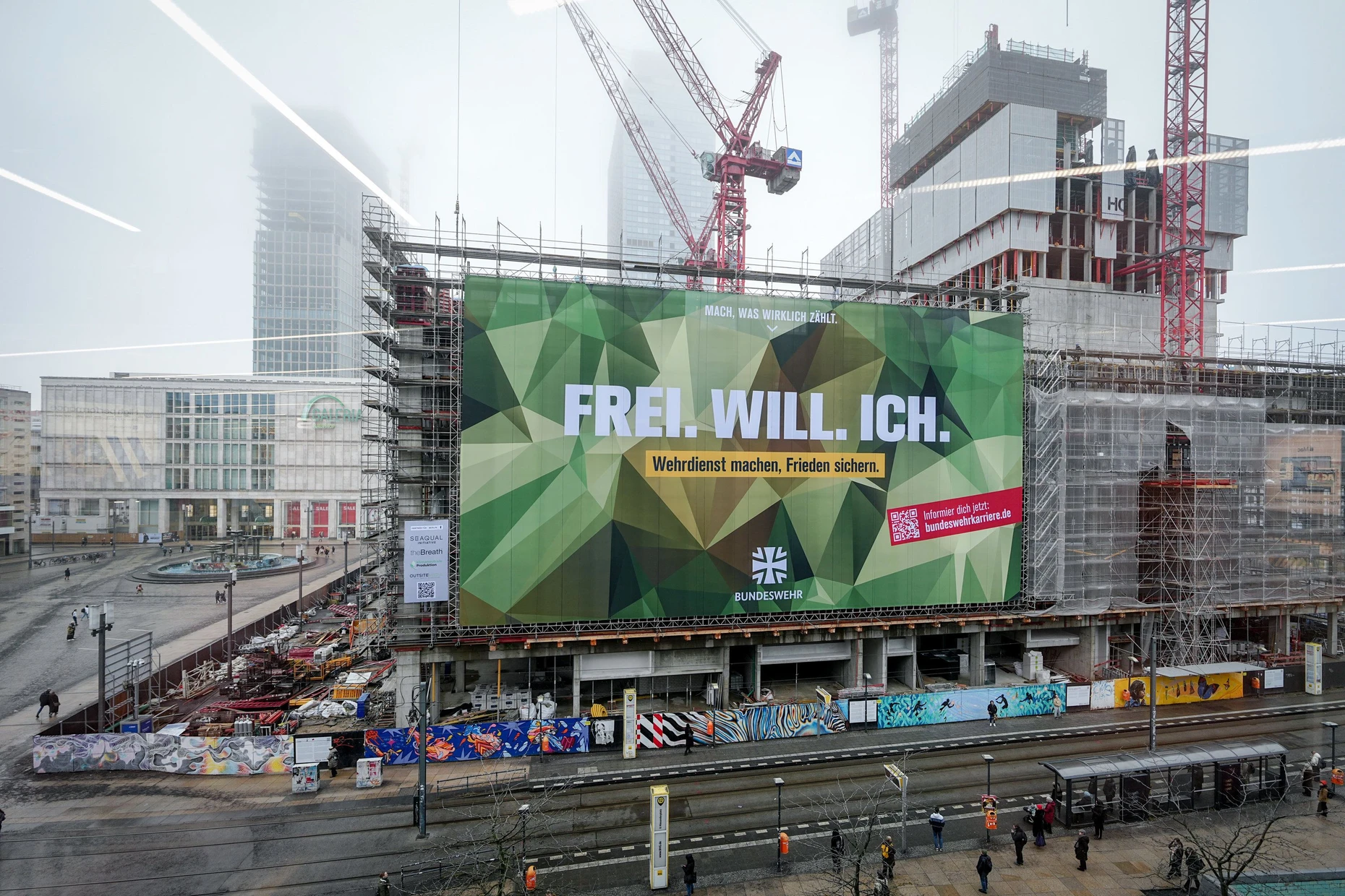 Große Werbefläche für die Bundeswehr an einem Baustellengerüst in Berlin
