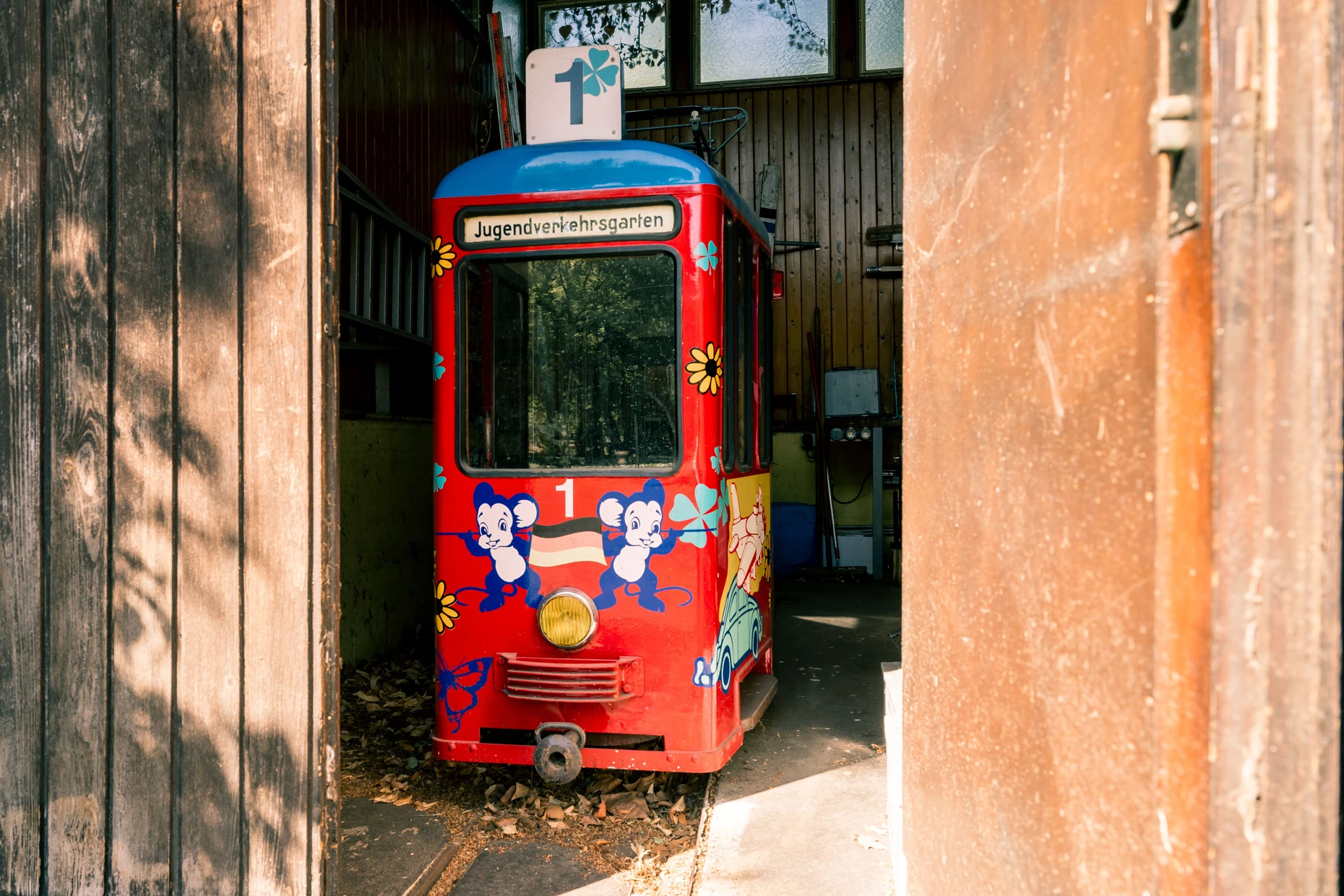 Muss im Schuppen bleiben, weil die Gleise hinfällig sind: Die an sich funktionsfähge Kinderstraßenbahn von 1960 im Jugendverkehrsgarten.