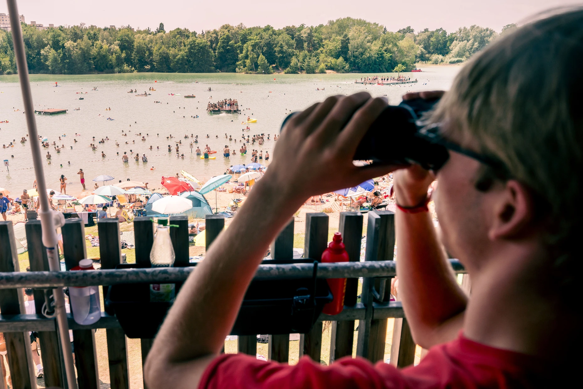 Die Bademeister und Rettungsschwimmer der DLRG behalten die Badegäste im Wasser im Blick.