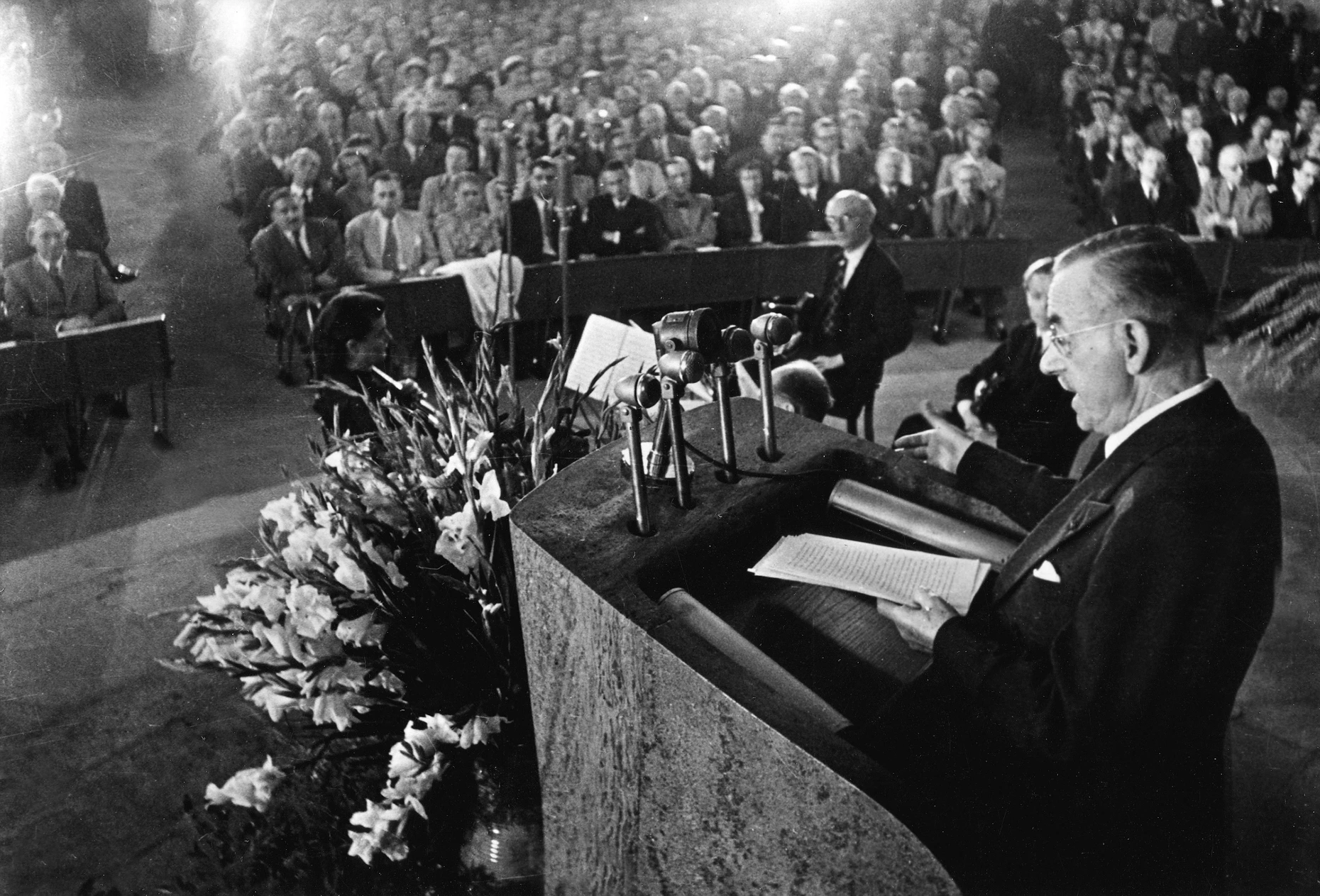 Am Rednerpult der Paulskirche: Thomas Mann nach der Auszeichnung mit dem Goethepreis der Stadt Frankfurt am 25. Juli