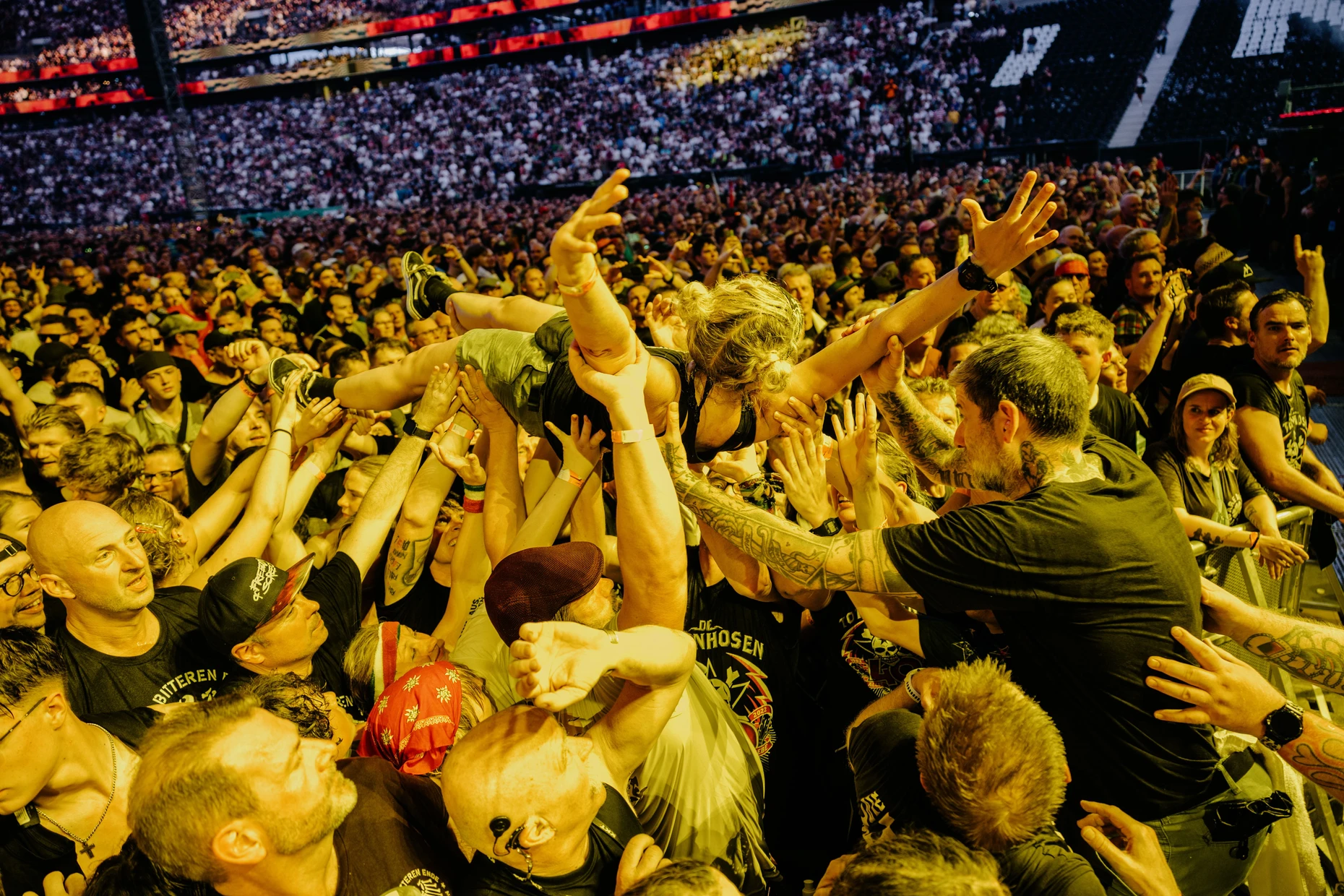 Crowdsurfing: Eine Besucherin lebt den Rock.