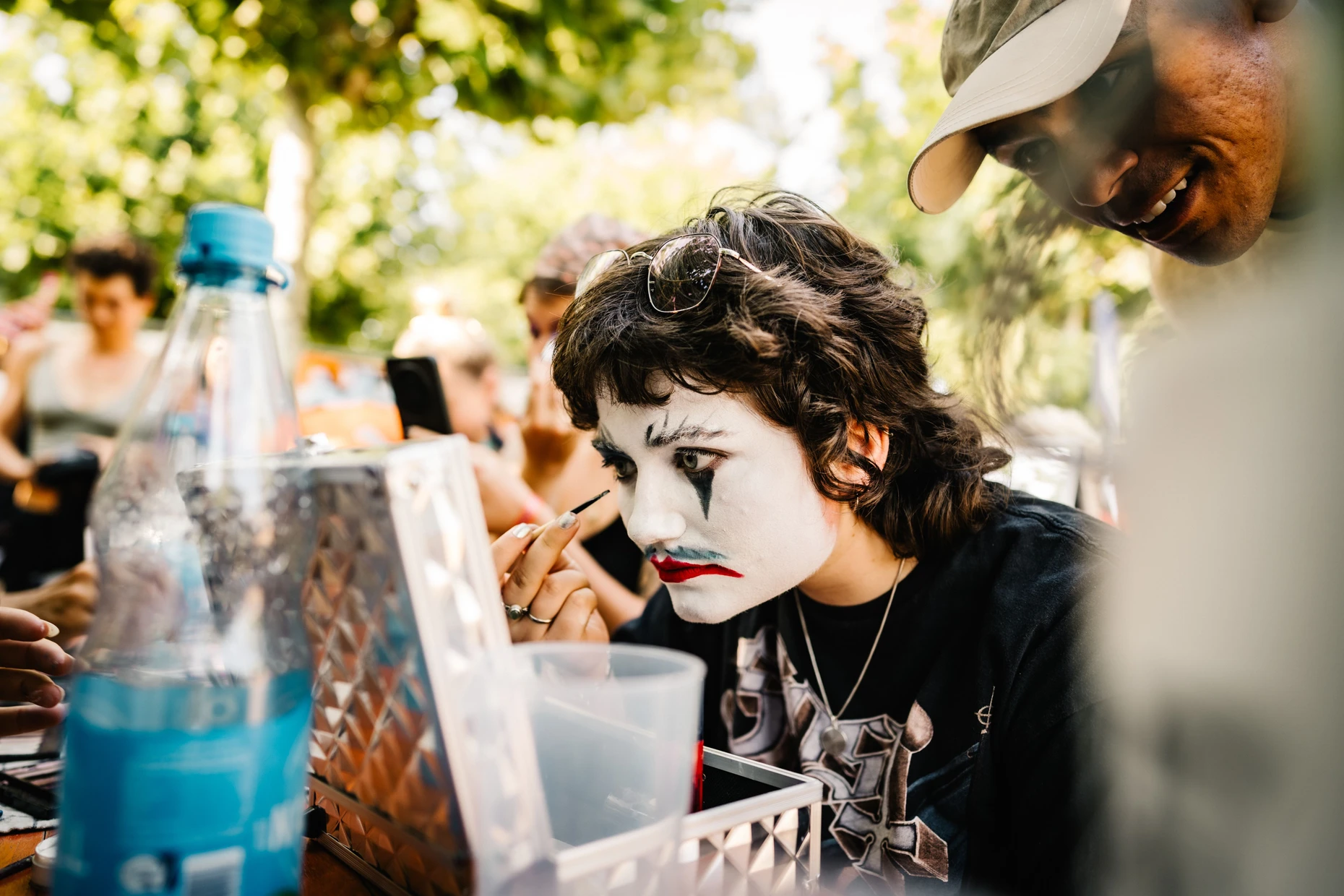 Einfach mal ausprobieren: Eine Frau schminkt sich beim Workshop „Drag-Monsters, Kings & Queens“.