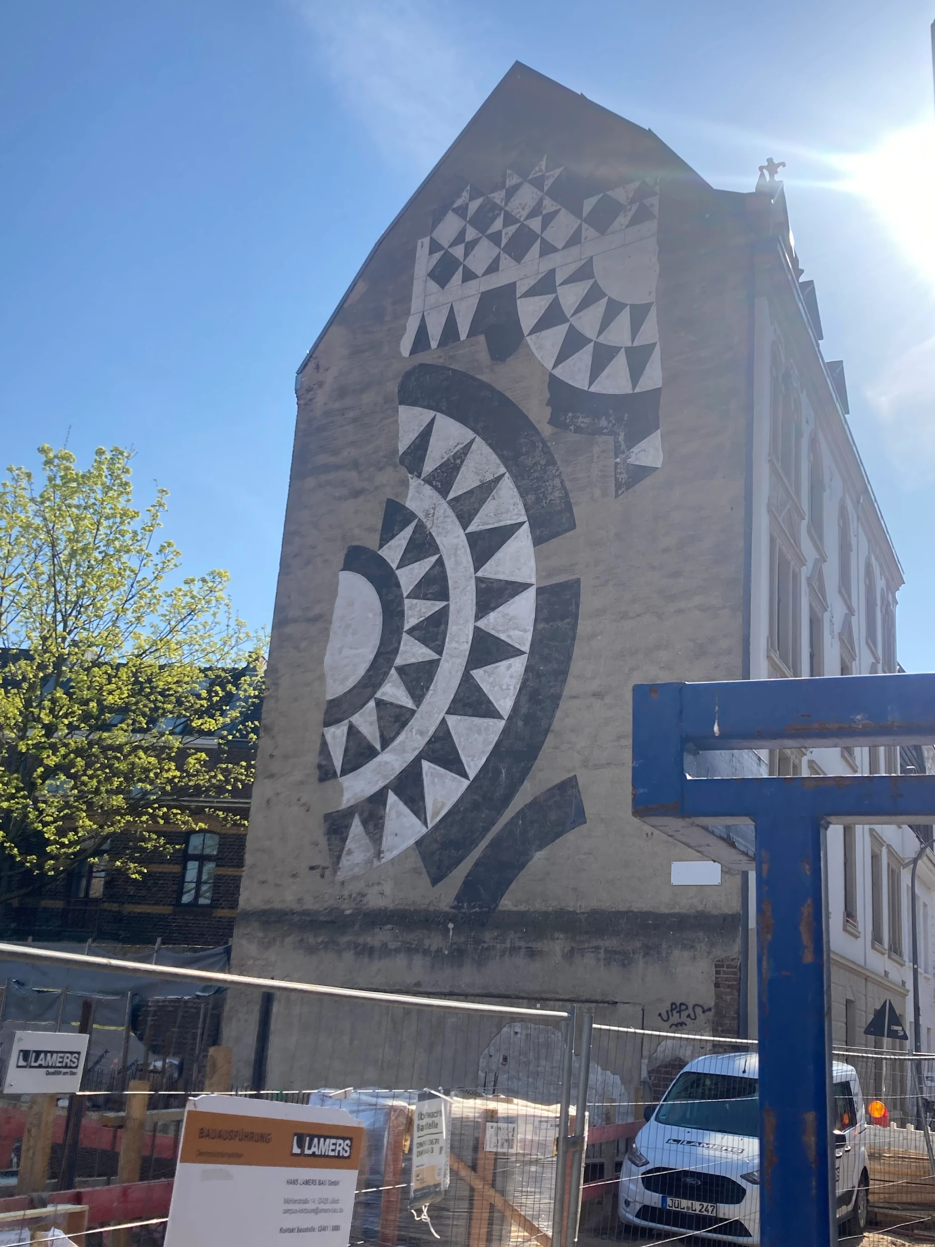 Dieses Wandbild von Rune Mields im Kölner Kartäuserwall entstand 1984 als Beitrag eines städtischen Wettbewerbs und zeigt Fragmente eines Mosaikfußbodens aus der romanischen Kirche St. Pantaleon. 2025 berichtete der „Kölner Stadt-Anzeiger“, dass die Schließung der Baulücke durch ein Bauvorhaben der Evangelischen Kirche das Werk zum Verschwinden bringen werde.