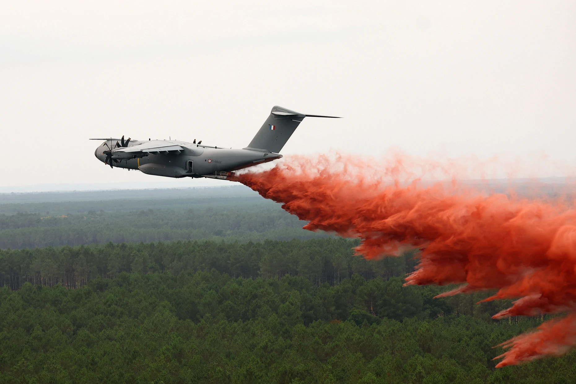 Im Einsatz: Der Airbus A400M wirft Löschmittel über dem Waldbrand nahe Lacanau im Südwesten Frankreichs ab.