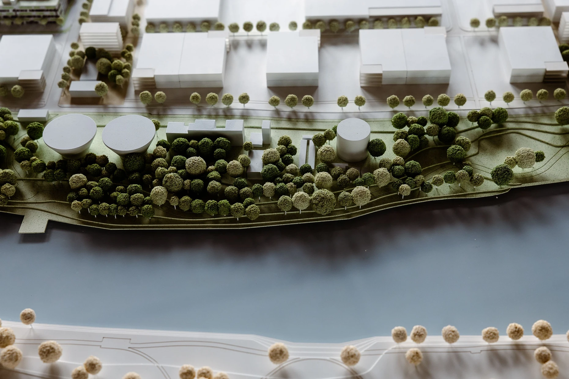 Modell: Am Flussufer ist ein kleiner Park geplant, auch die Wege und Plätze zwischen den Gebäuden im Gewerbegebiet sollen bepflanzt werden.