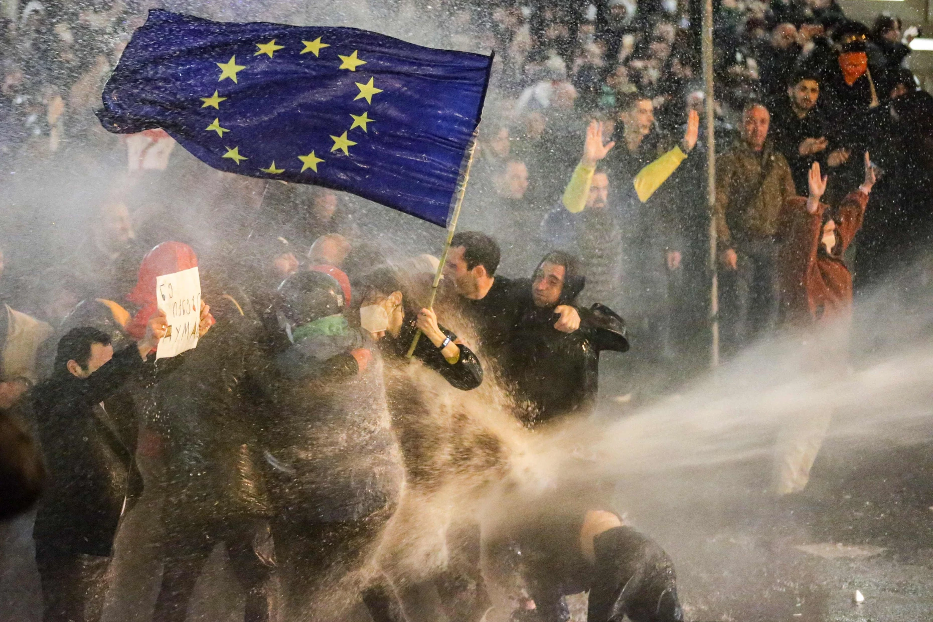Wasserwerfer gegen Demonstranten mit EU-Flagge: Demonstration in Tiflis am 7. März 2023
