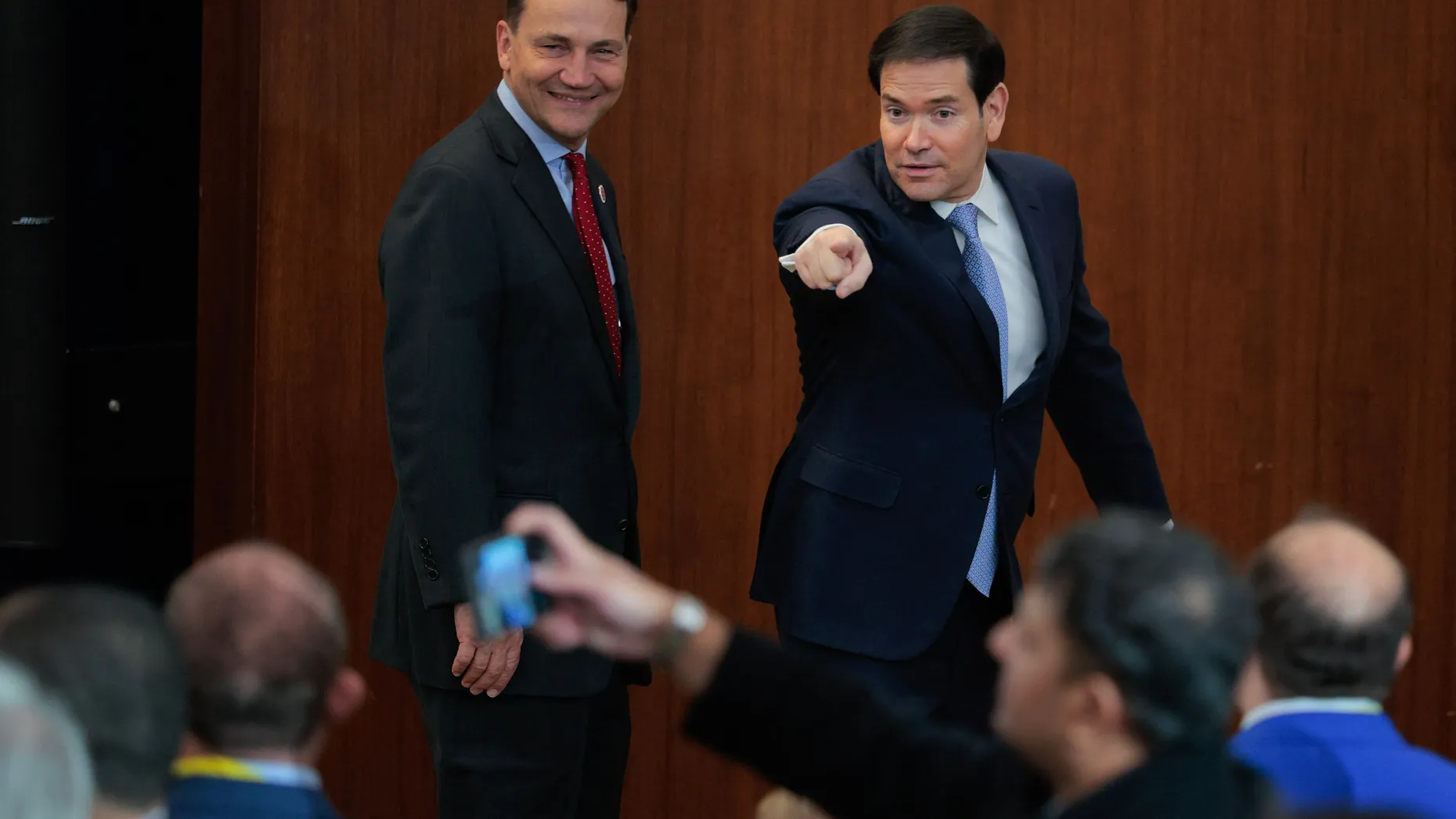US-Außenminister Marco Rubio (Mitte) gibt in Washington auf dem Forum zur Sicherung kritischer Rohstoffe die Richtung vor.