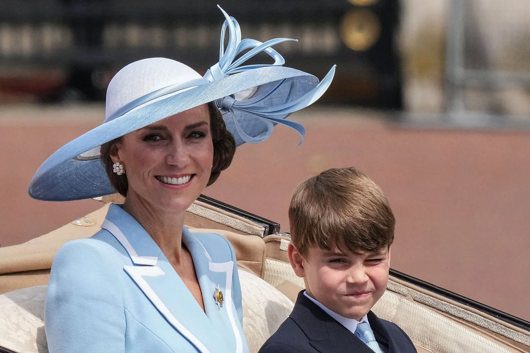 Natürlich ein Hut von Philip Treacy: Prinzessin Catherine fährt im Juni mit ihrem Sohn Louis zur Geburtstagsparade „Trooping the Colour“ des Königs in London.