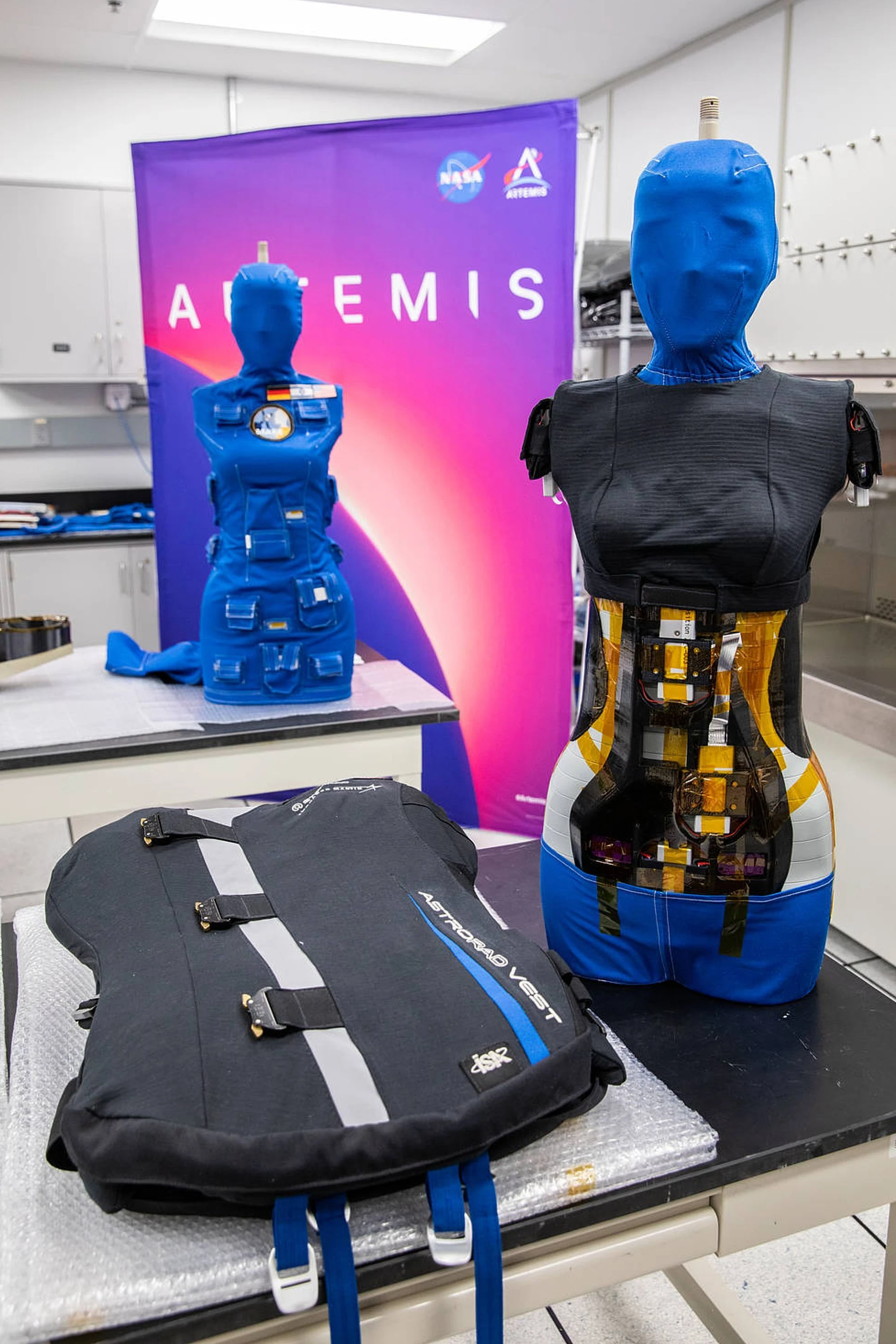 Die Messpuppe Zohar mit Schutzweste (links) am Kennedy Space Center der NASA im August 2022