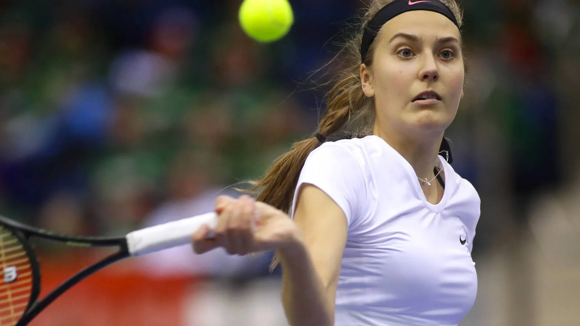 Fed-Cup-Debütantin Antonia Lottner (Bild) hat den deutschen Tennis-Damen in Weißrussland überraschend den ersten Punkt beschert. Die 21 Jahre alte Düsseldorferin gewann in Minsk völlig unerwartet gegen die weißrussische Nummer eins Alexandra Sasnowitsch mit 7:5, 6:4. Damit kann das stark ersatzgeschwächte deutsche Team beim Stand von 1:1 nach wie vor auf ein Weiterkommen hoffen. Die Entscheidung fällt nun am Sonntag ab 11.00 Uhr. Zum Auftakt hatte sich Tatjana Maria trotz starker Leistung gegen Aryna Sabalenka mit 6:4, 1:6, 2:6 geschlagen geben müssen. Deutschland fehlen unter anderem die Top-Ten-Spielerinnen Angelique Kerber und Julia Görges. (dpa)
