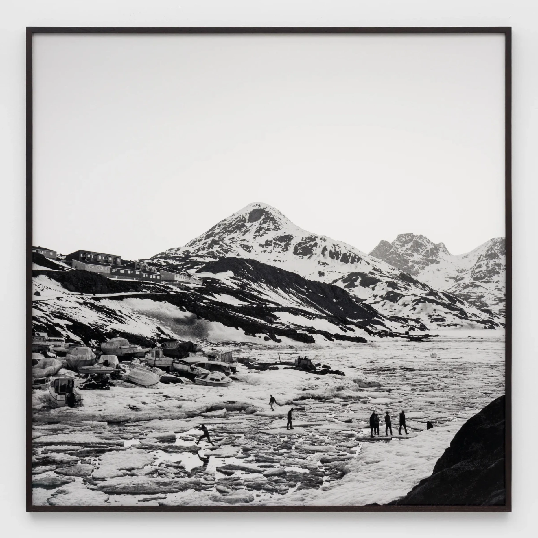 Bei der Wilson Saplana Gallery: Inuuteq Storchs Fotografie, „Swing by at 14:14“, 2020/2026