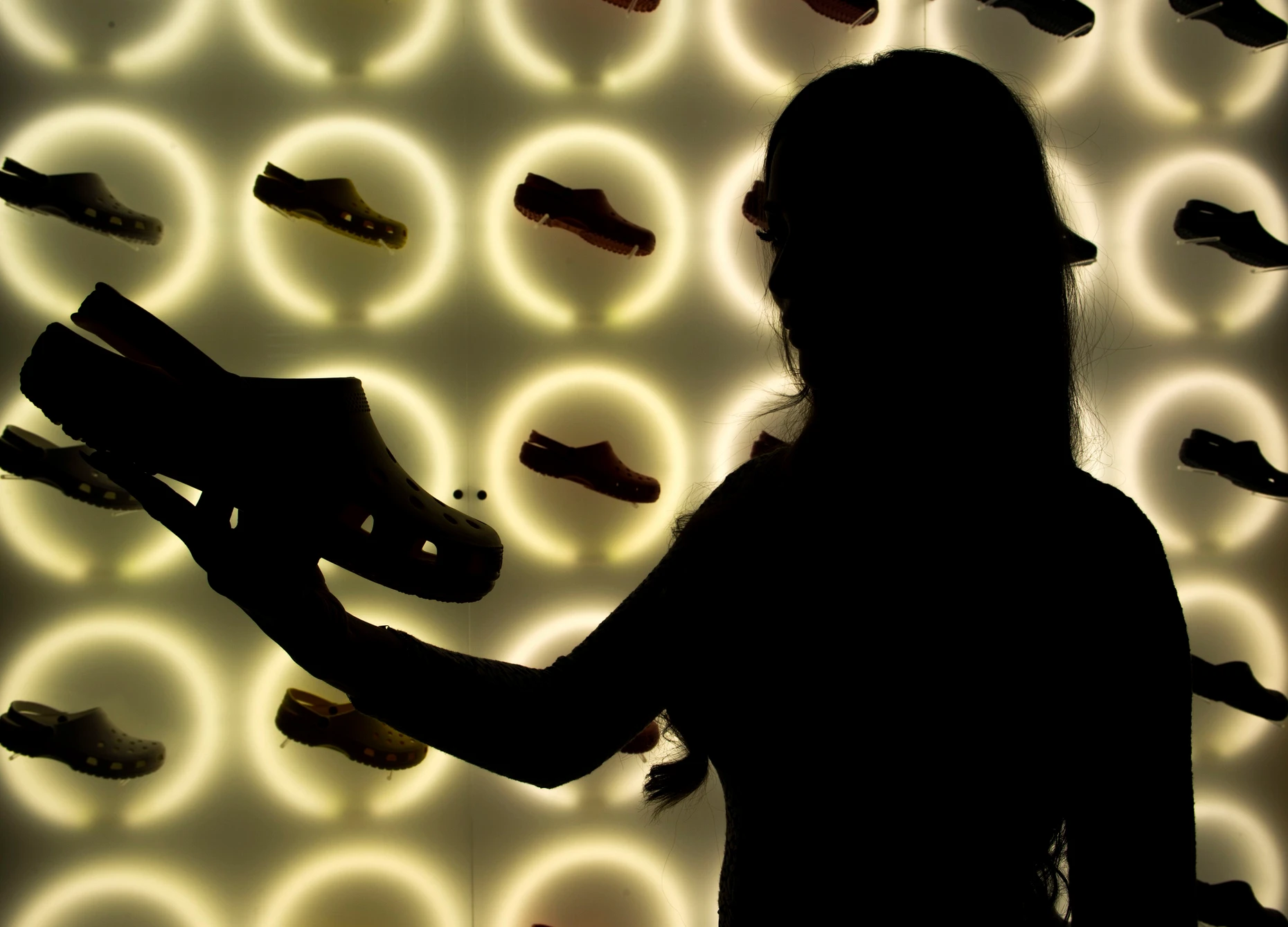 Kunst oder Croc? Model mit Modell auf einer Messe