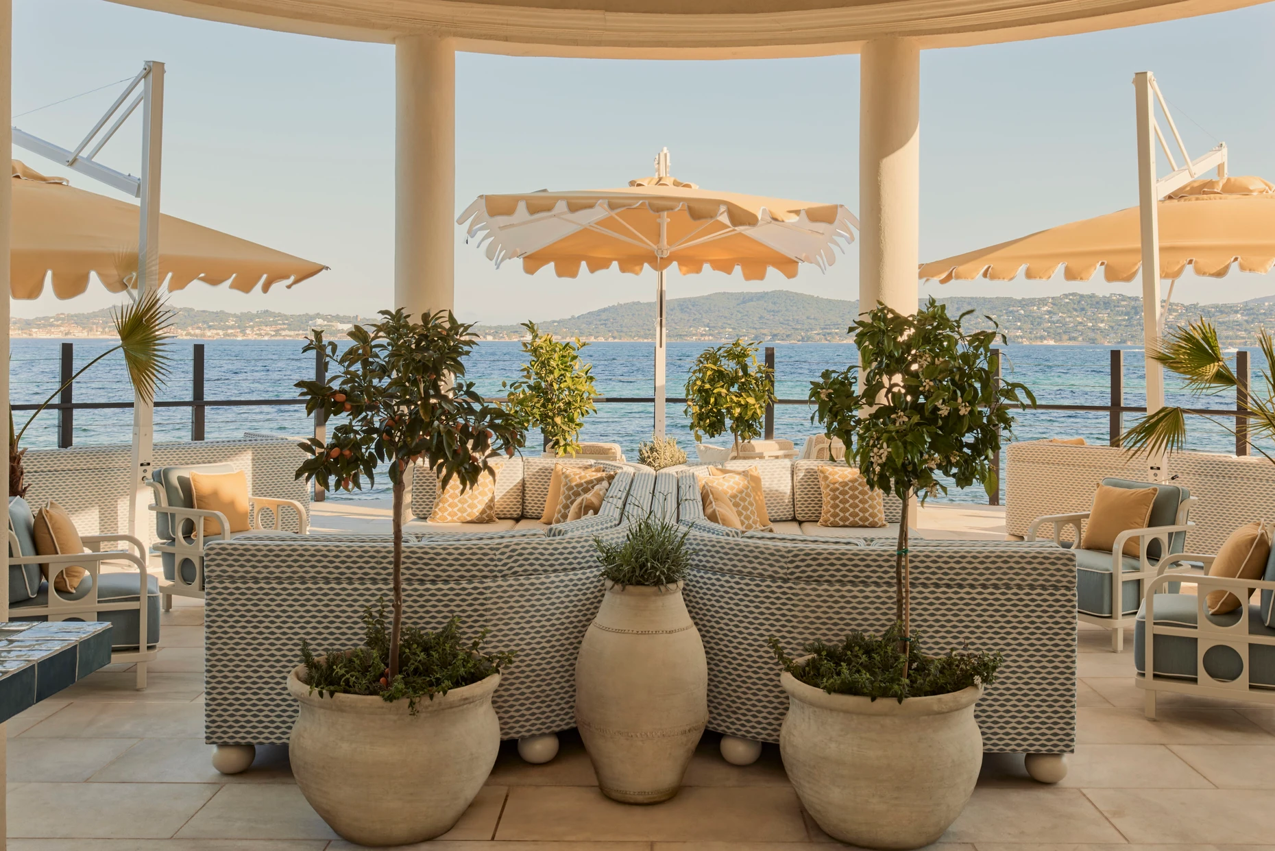 Das Strandrestaurant des Hotels sprüht vor sommerlicher Leichtigkeit.