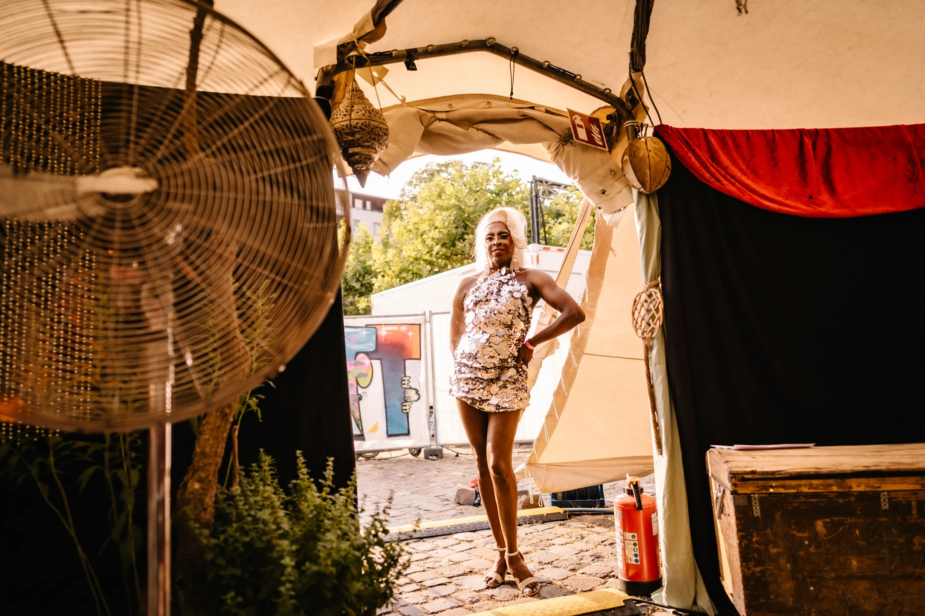Kelly Heelton: Im Beduinenzelt zeigt sie in der Drag-Show „Drag Inclusion“ dass hier niemand „die richtigen Vorkenntnisse braucht“ .