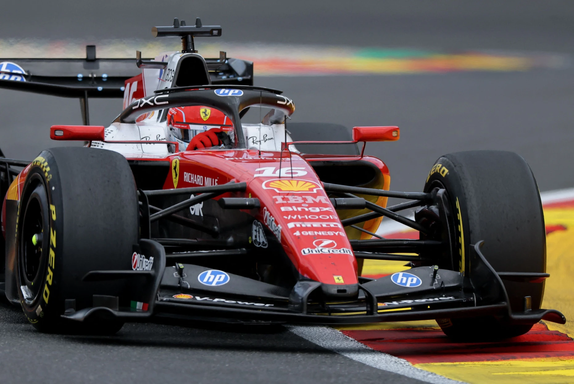 Ein Fehlerchen kostet ihn die Chance auf den Sieg: Charles Leclerc im Ferrari.