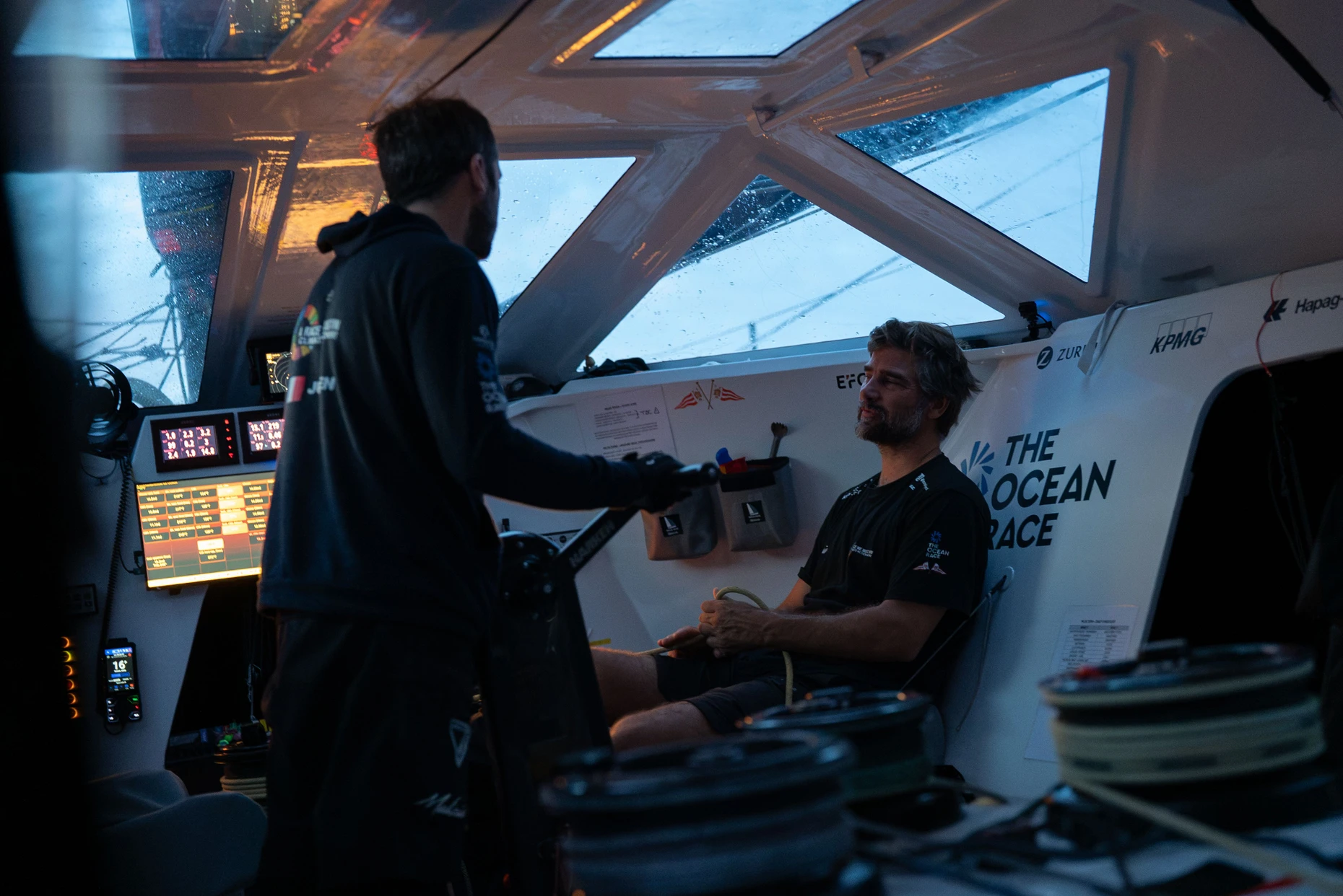 Boris Herrmann und seine Teamkollege Julien Villion an Bord der Malizia 4.