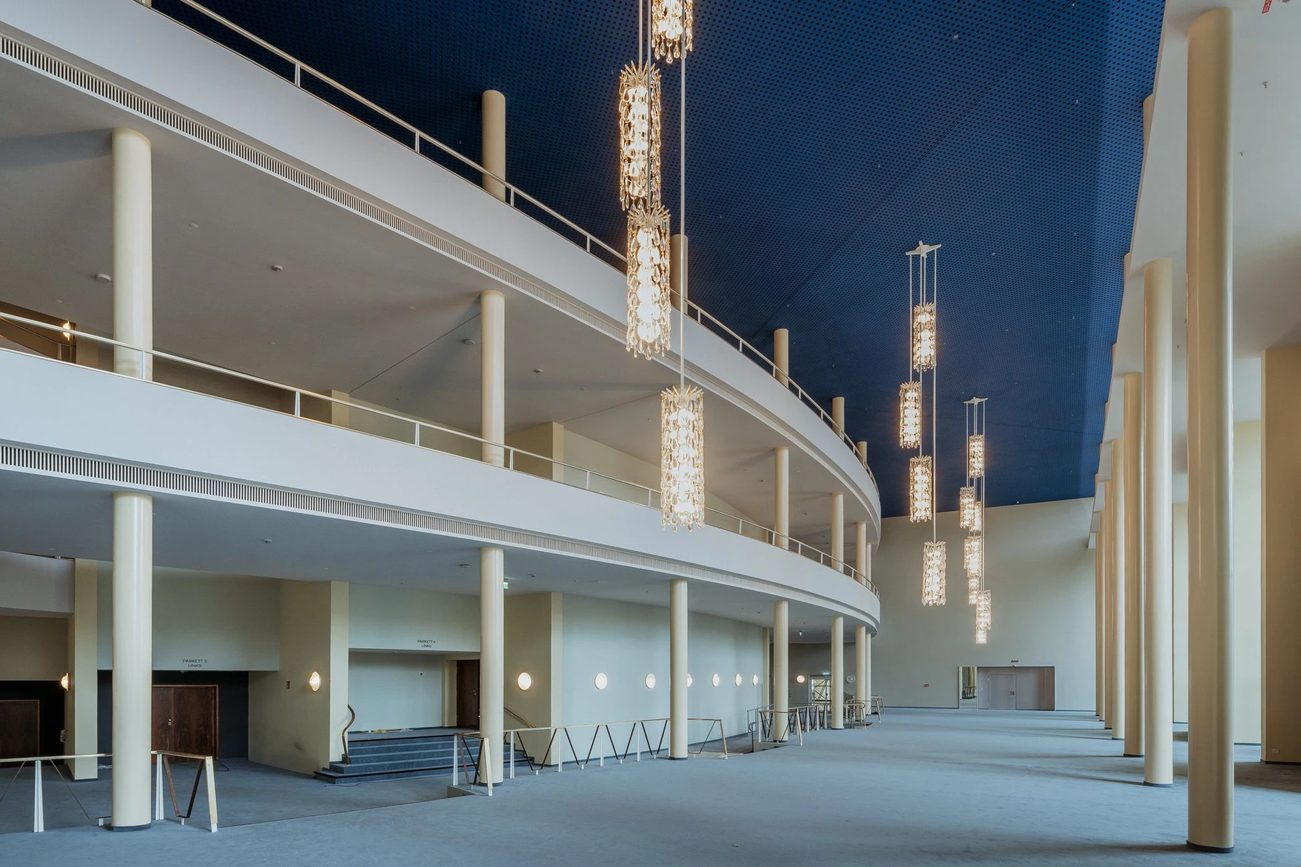 Zeitlose Eleganz: das Foyer mit Leuchtern aus Muranoglas