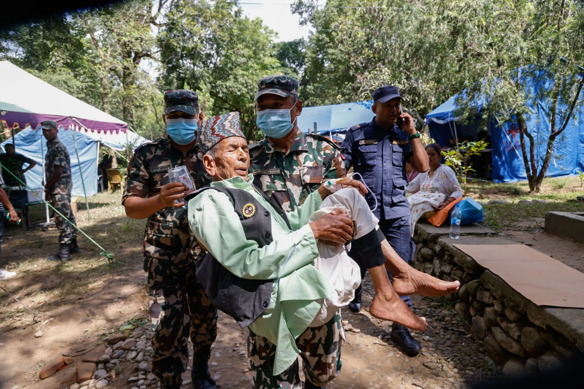 In Nepal kümmern sich Rettungskräfte um Überlebende.