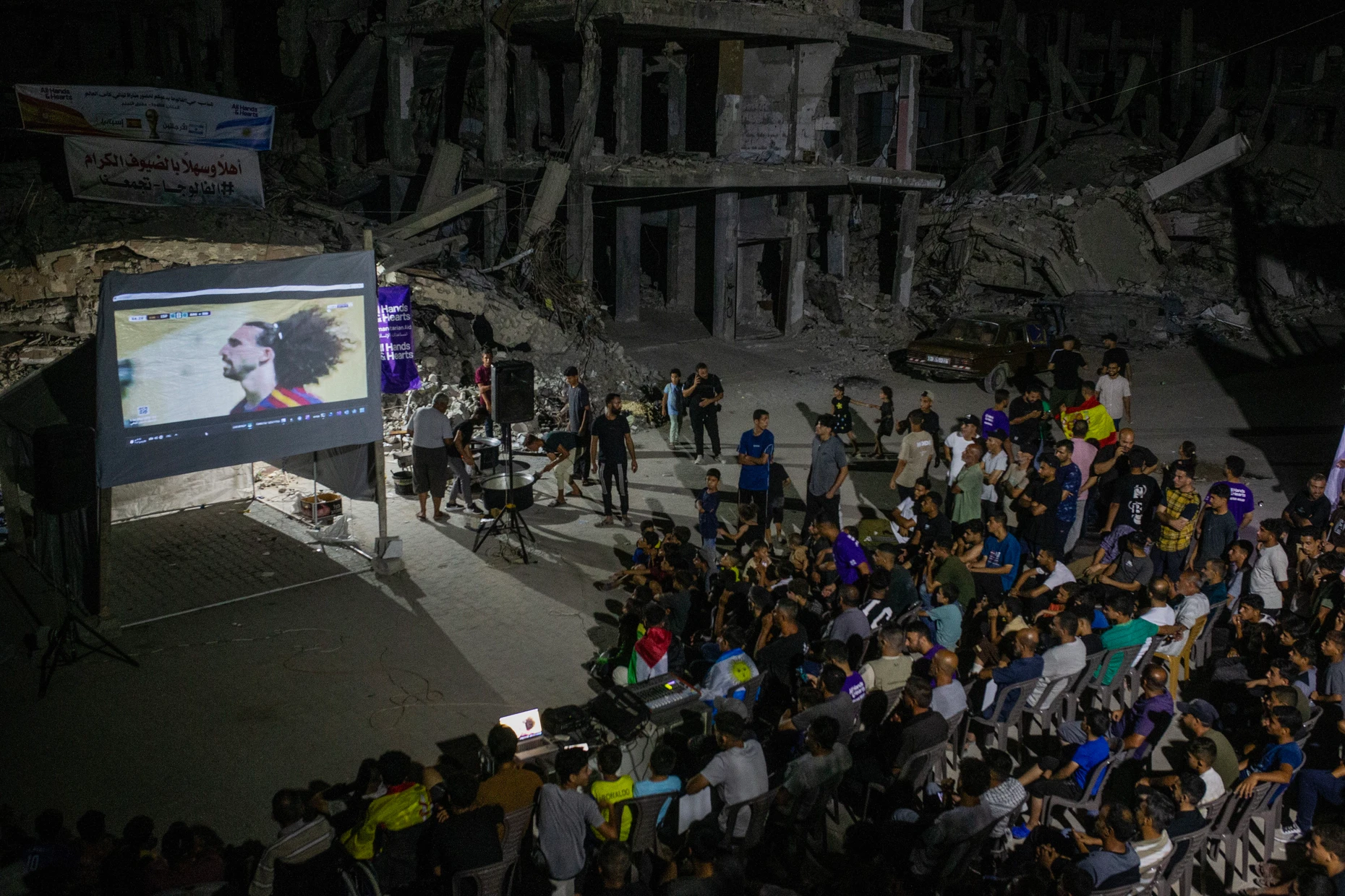 Solidarität mit Spanien: Einige Bewohner Gazas haben sich versammelt, um das WM-Finale auf einer improvisierten Leinwand zu schauen.