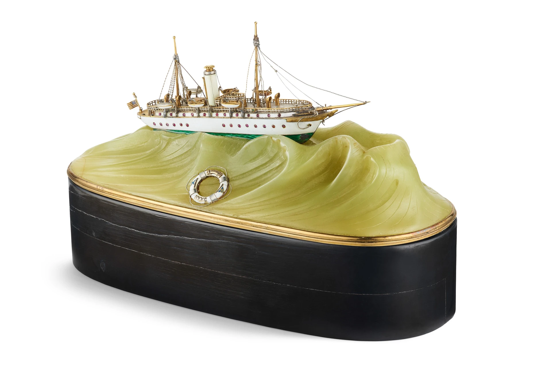 Das älteste Stück der Sammlung: Kleinmaßstäbliches Modell der Yacht Varuna von 1906.