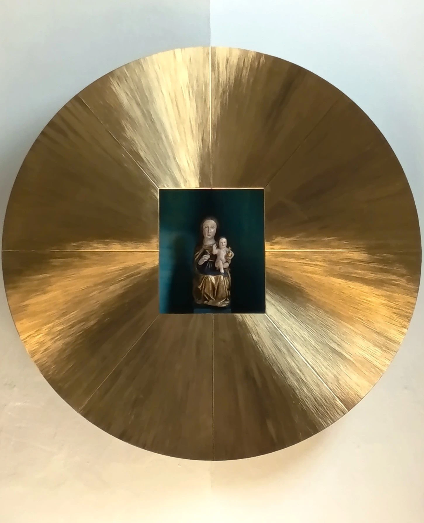 Das spätgotische Gnadenbild Marias erhielt bei der jüngsen Modernisierung eine scheibenförmige Goldfassung und rückte es aus einer Seitennische prominent über den Altar.