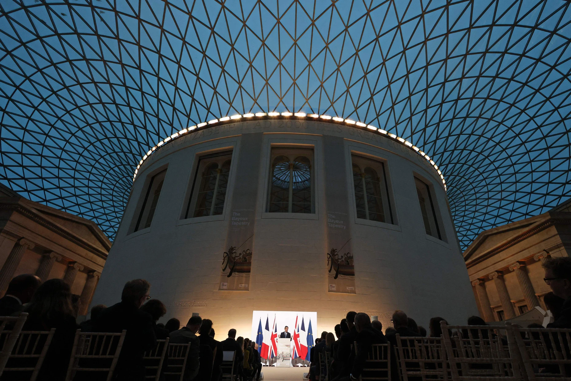 Selten so viel Freundschaft zwischen den Gegnern von 1066 gesehen: Premierminister Andy Burnham spricht am 2. September im Britischen Museum zu einer Vorbesichtigung der Ausstellung des Teppichs von Bayeux, die für König Charles III. und Staatspräsident Emmanuel Macron veranstaltet wurde.