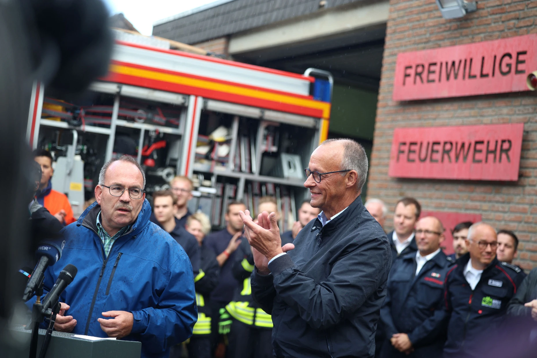Landrat Ralf Nolten (l) und Bundeskanzler Friedrich Merz