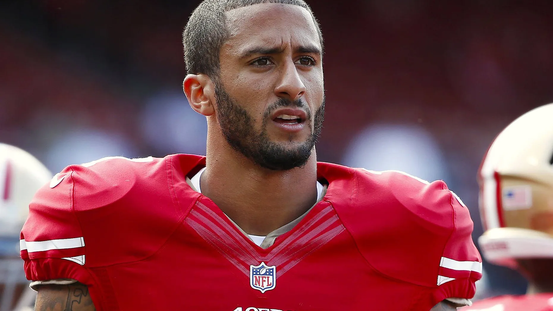 Donald Trump hat dem US-amerikanischen Football-Profi Colin Kaepernick die Ausreise nahegelegt. „Vielleicht sollte er sich ein Land suchen, das besser zu ihm passt“, sagte der Präsidentschaftskandidat der Republikaner am Montag dem Radiosender KIRO-FM. Der Quarterback des NFL-Teams San Francisco 49ers hatte zuletzt für erhebliche Diskussionen gesorgt: Er war vor den bisherigen Saisonvorbereitungsspielen sitzen geblieben, als die Nationalhymne der USA gespielt wurde. Damit wolle er sich gegen Rassismus im Land wehren, erklärte Kaepernick. Zudem hatte er Trump als „offen rassistisch“ bezeichnet. (dpa)