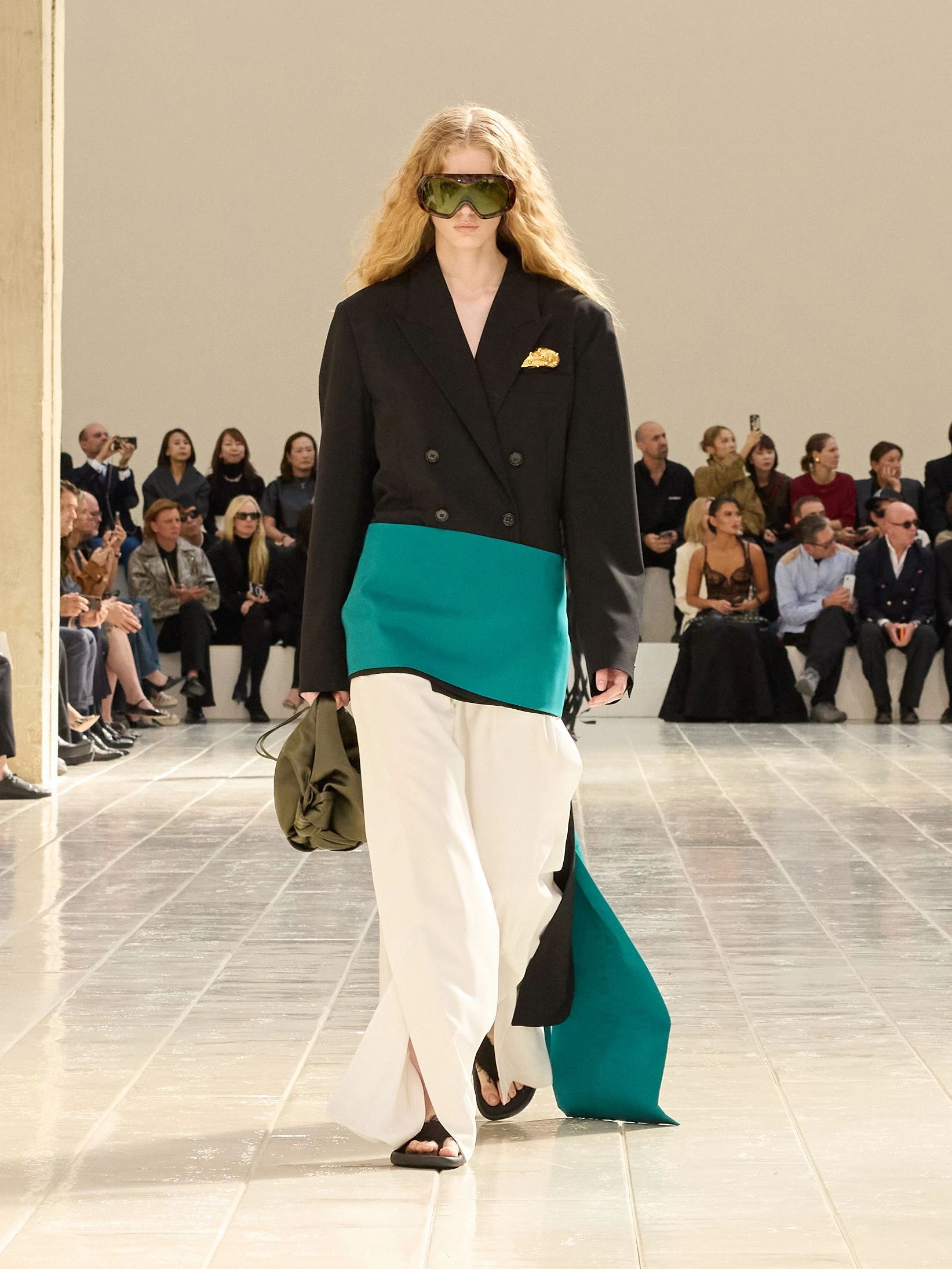 XL-Kummerbund: Pierpaolo Piccioli spielt bei Balenciaga mit den Proportionen.