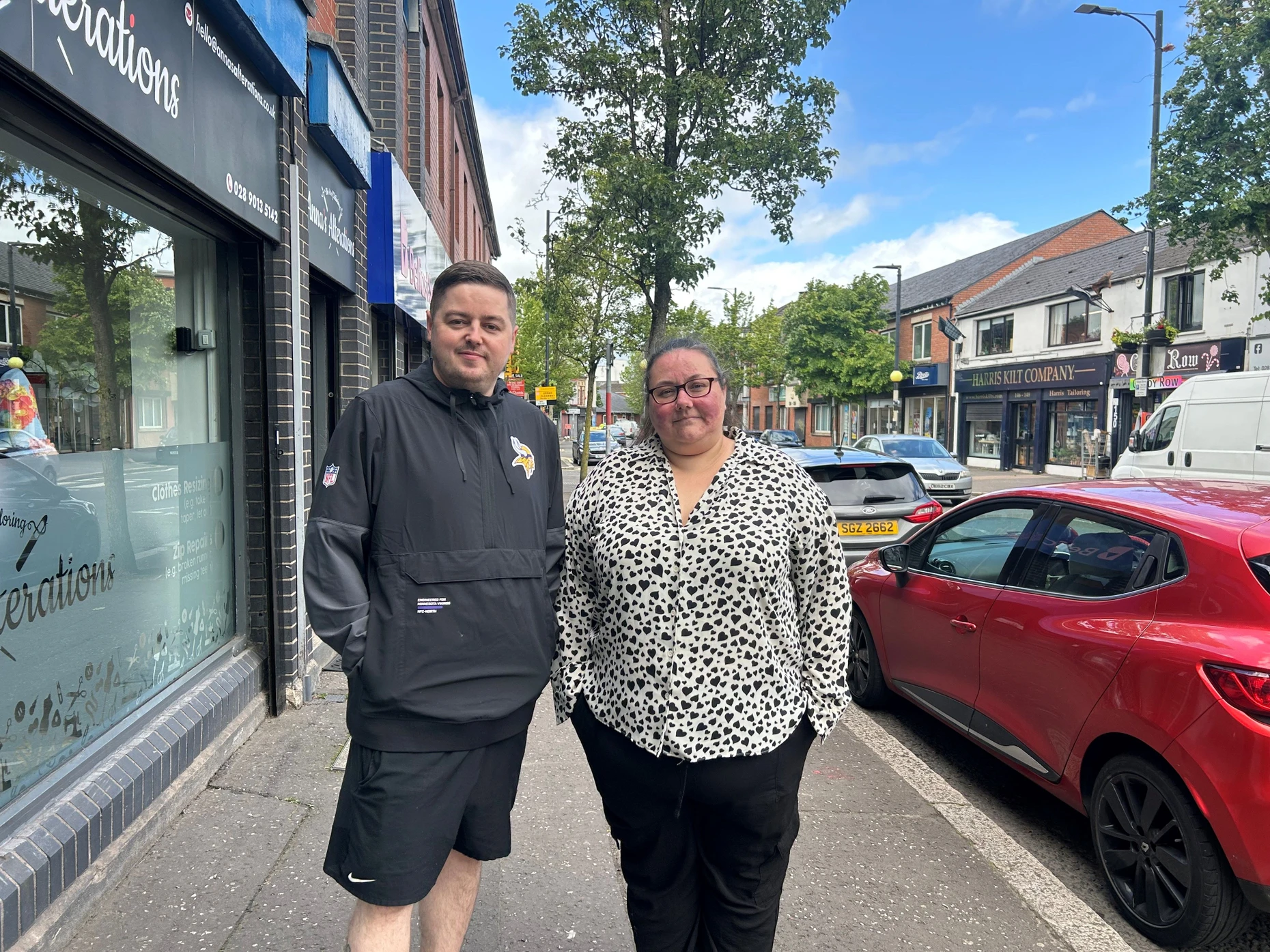 Sozialarbeiter Darren und DUP-Stadträtin Sarah Bonting vor dem Büro der Partei auf der Sandy Row