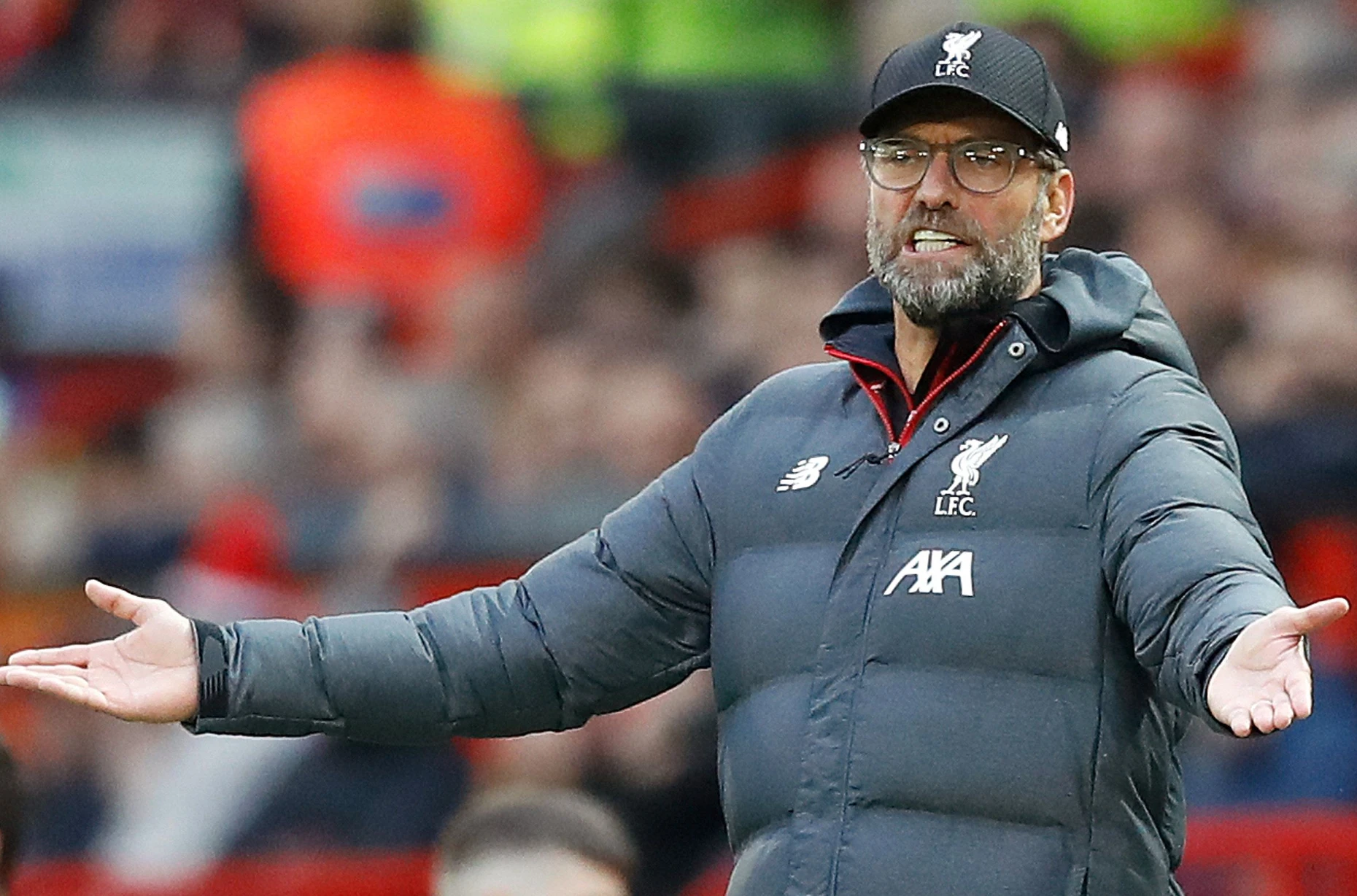 Klopp reagiert: Für den Trainer ist die Reaktion nach wenigen Sekunden vorbei – für den Spieler vielleicht nicht.