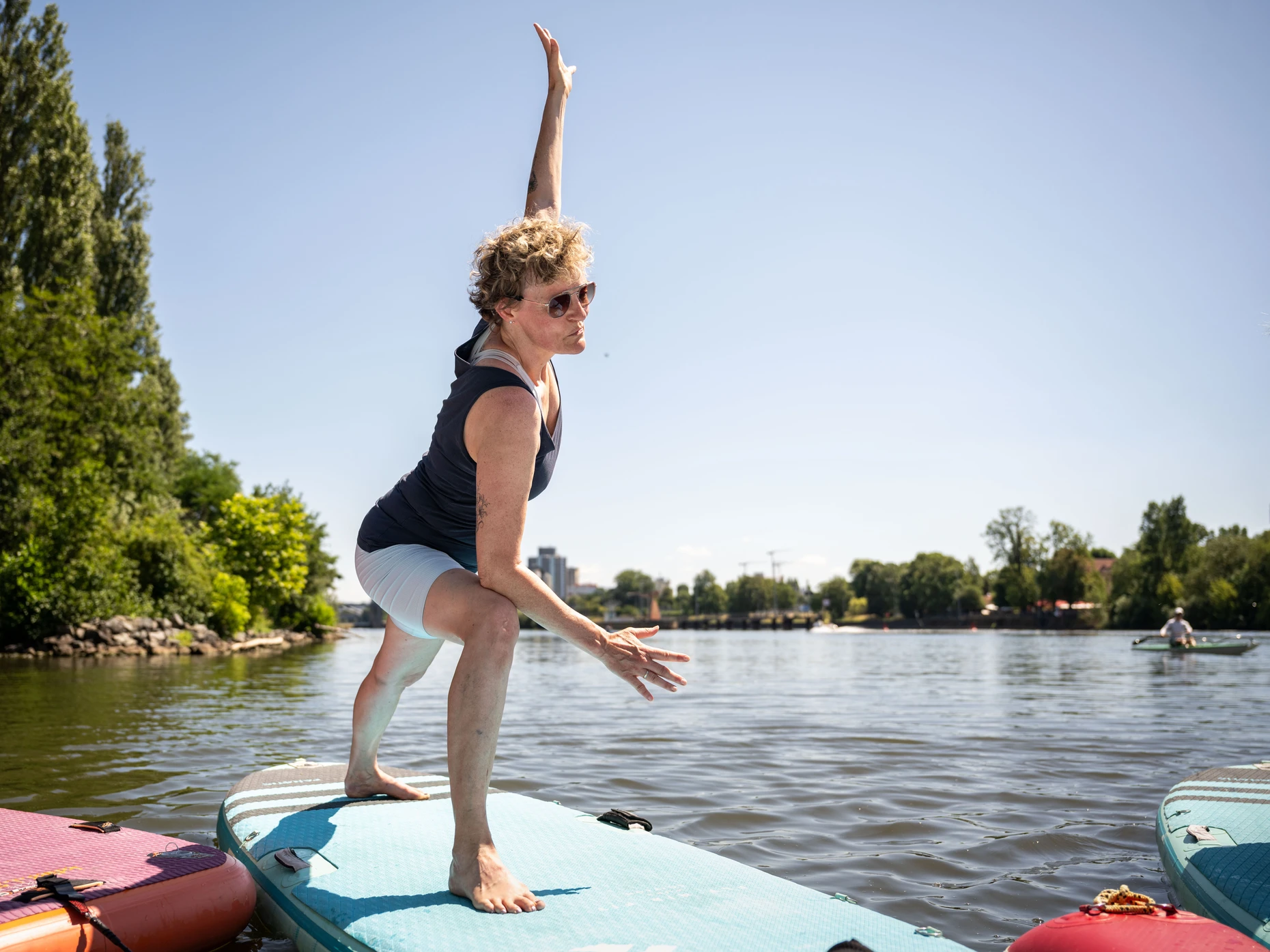 Profi am Werk: Micha ist selbst Yogalehrerin, auf dem Stand-up-Paddleboard hat sie Yoga aber noch nie gemacht.